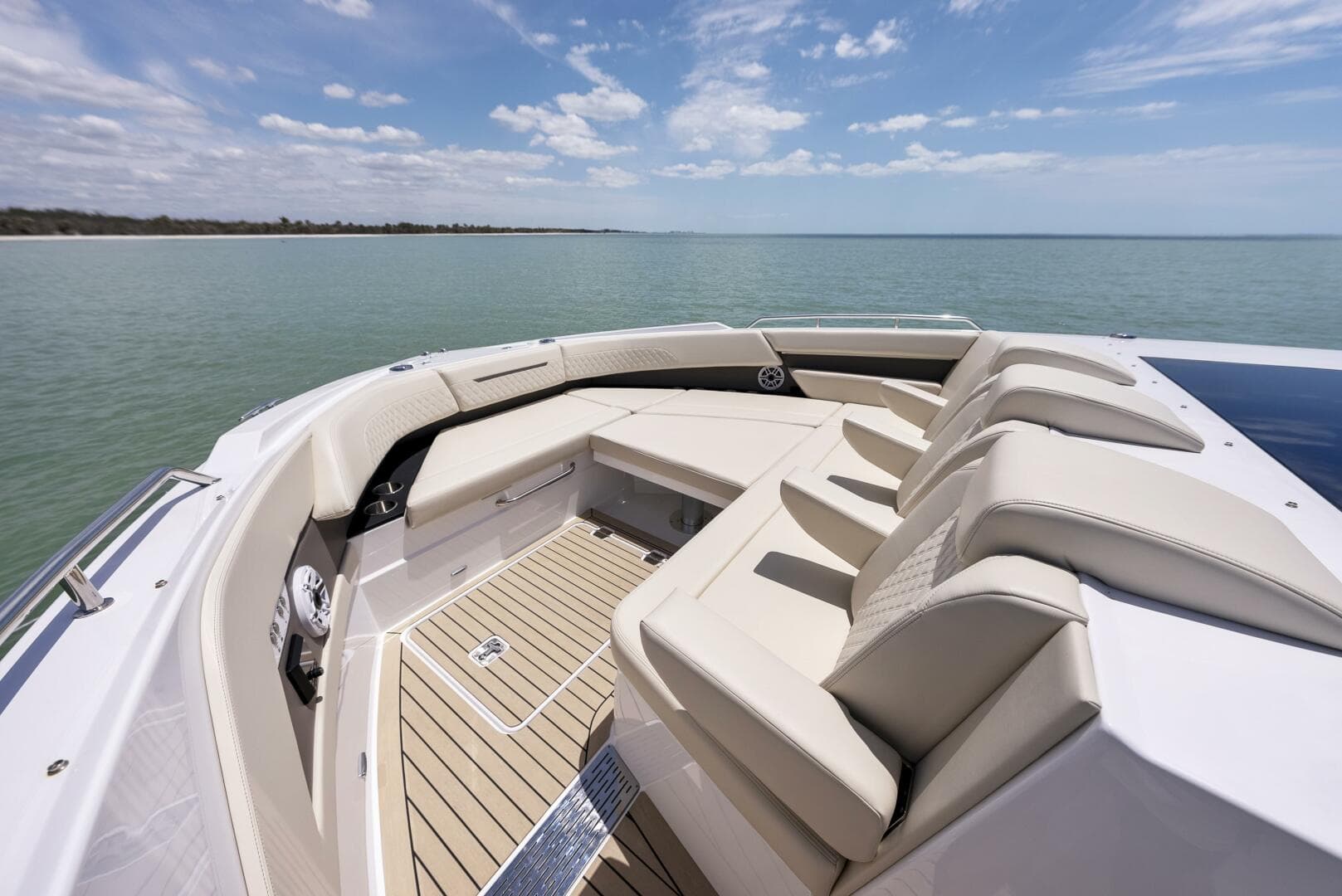 2023 Cruisers Yachts 