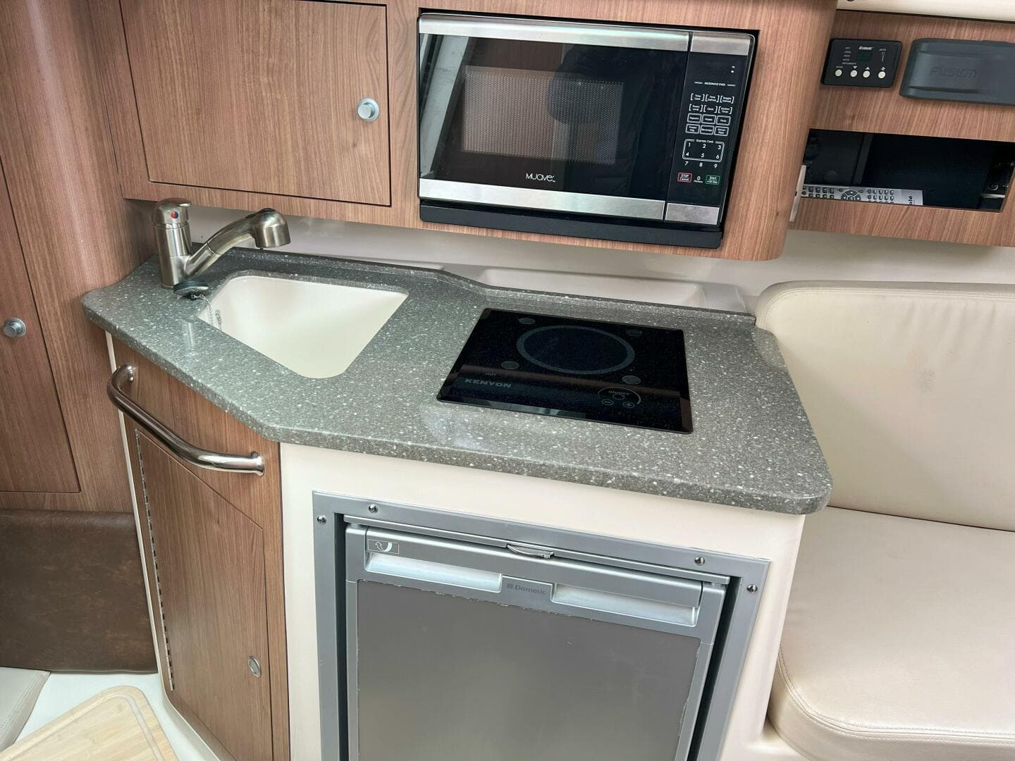 2017 Boston Whaler 285 Conquest