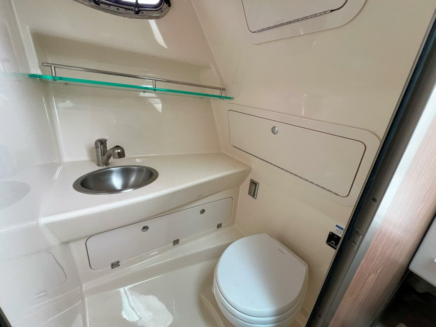 2017 Boston Whaler 285 Conquest