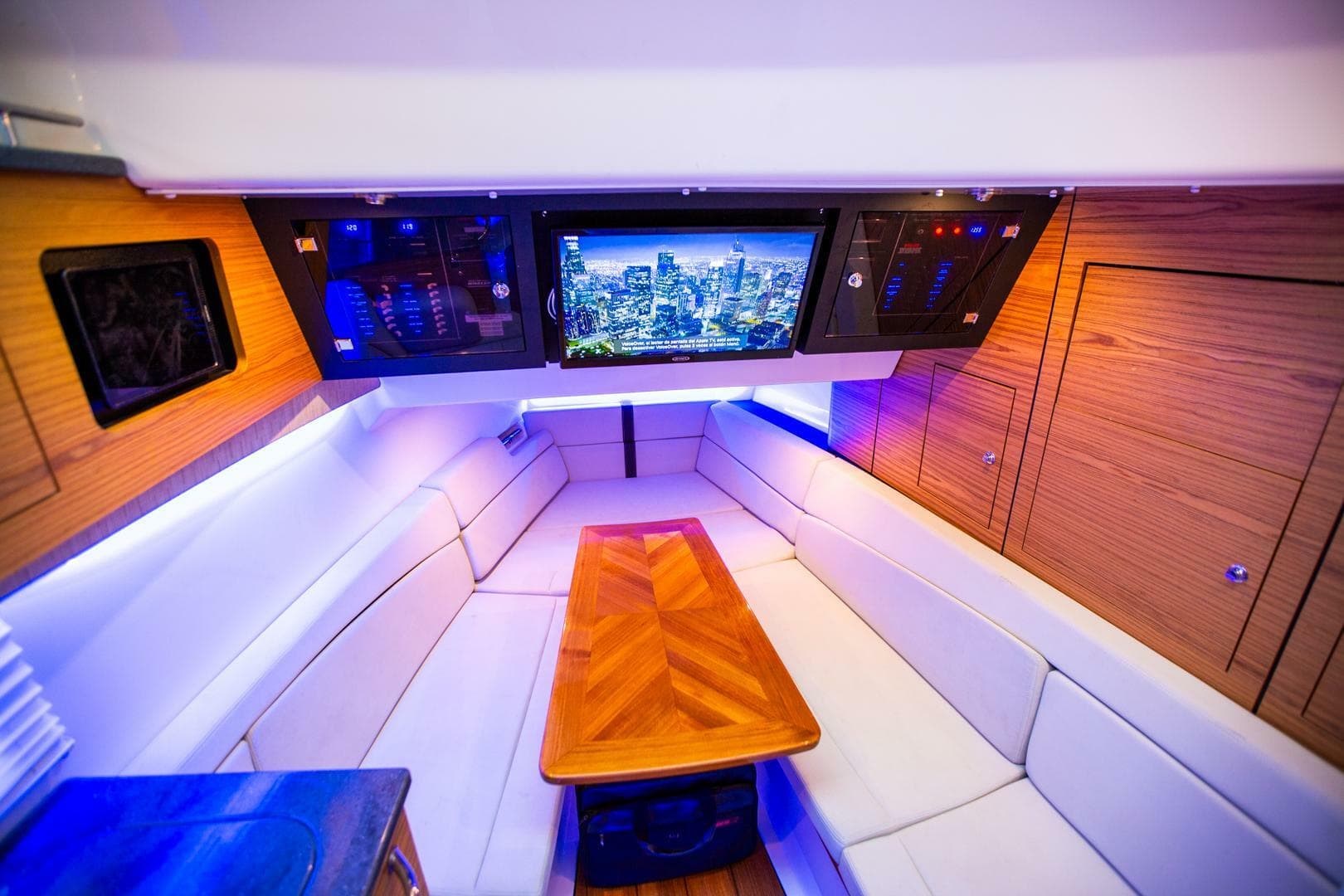 2019 Boston Whaler 380 Realm