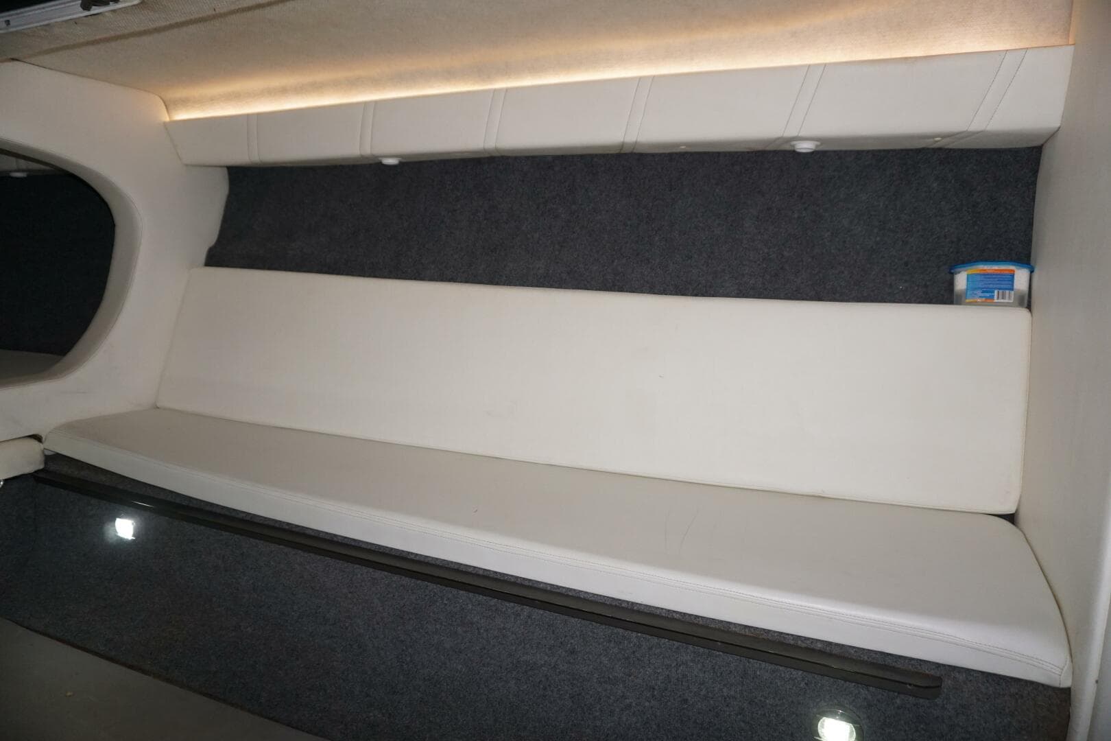 1998 32 Active Thunder 32 CC Ms. Rita V Berth (5)