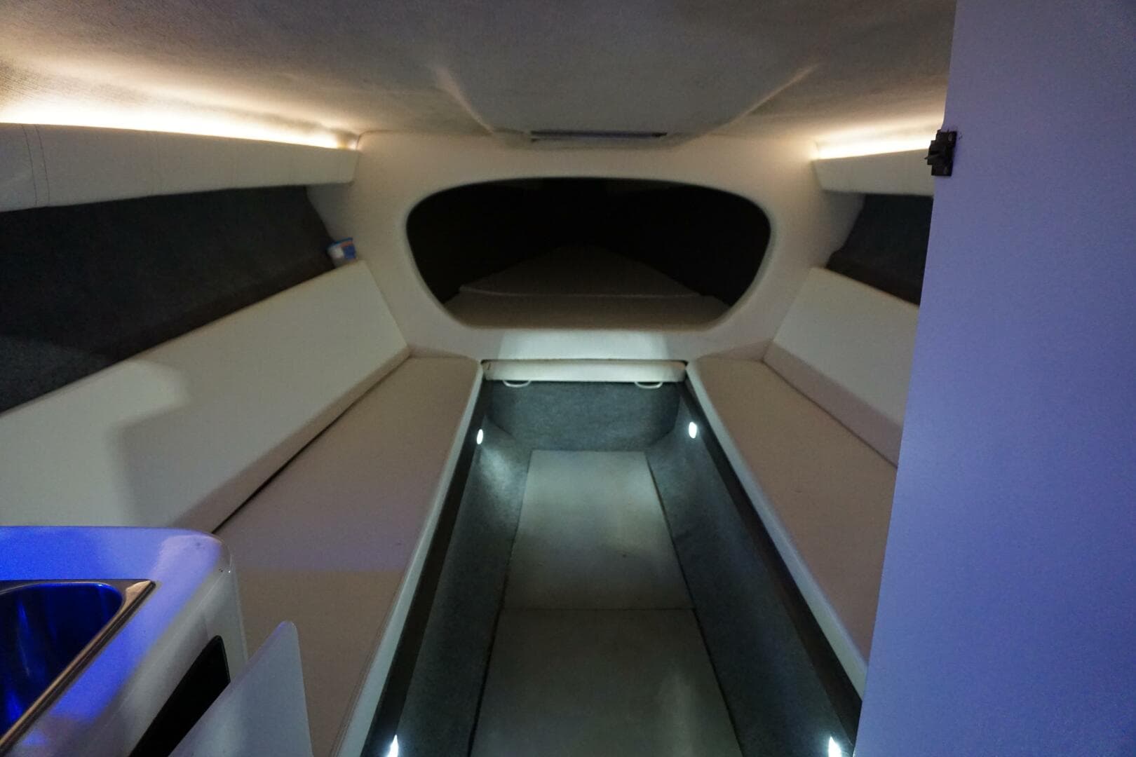 1998 32 Active Thunder 32 CC Ms. Rita V Berth (2)