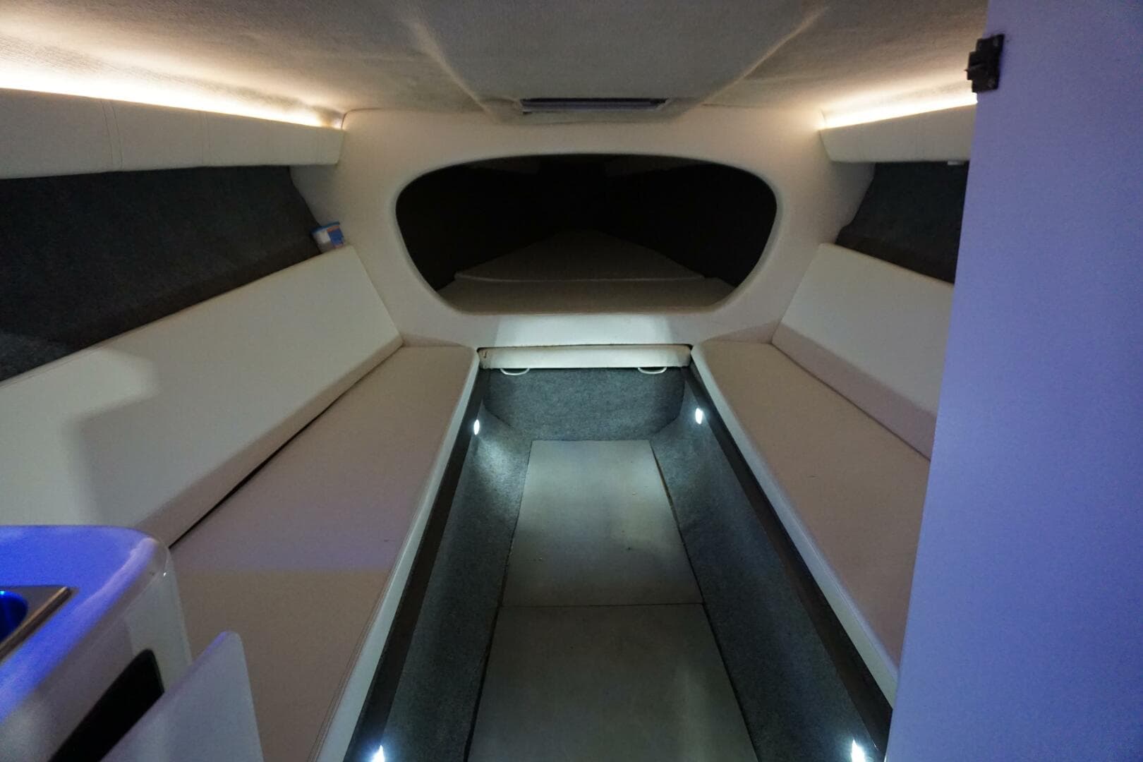 1998 32 Active Thunder 32 CC Ms. Rita V Berth (3)