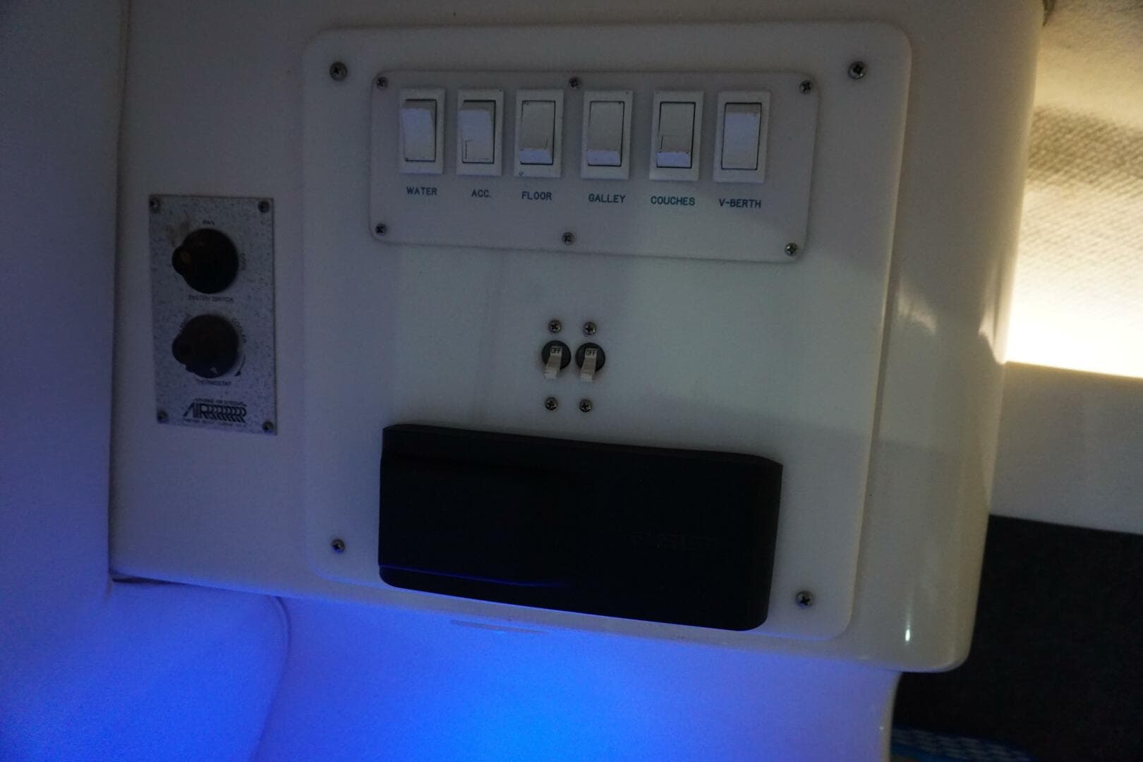 1998 32 Active Thunder 32 CC Ms. Rita V Berth (4)