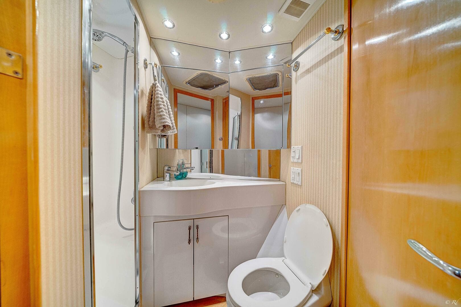 1998 Hatteras 60 Convertible