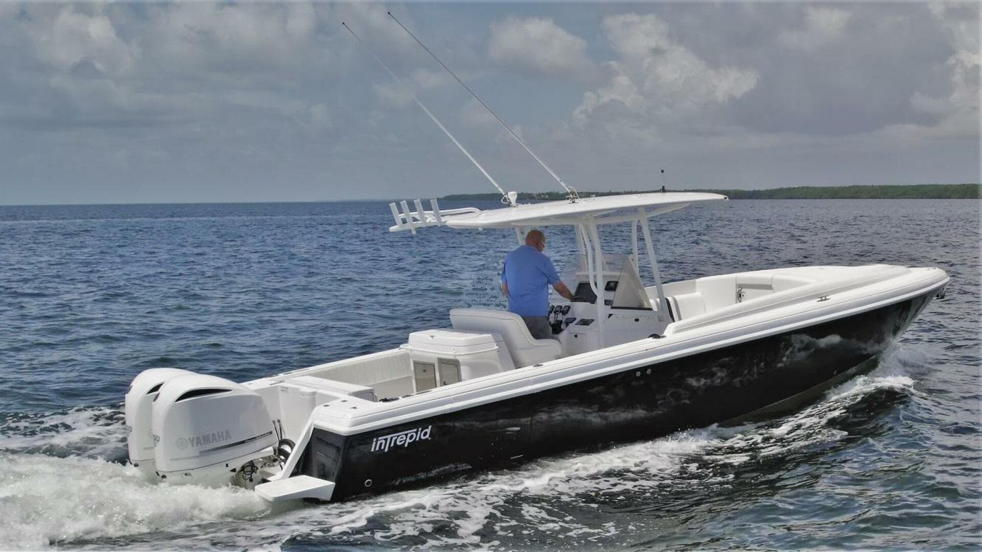 2011 Intrepid 323 Cuddy