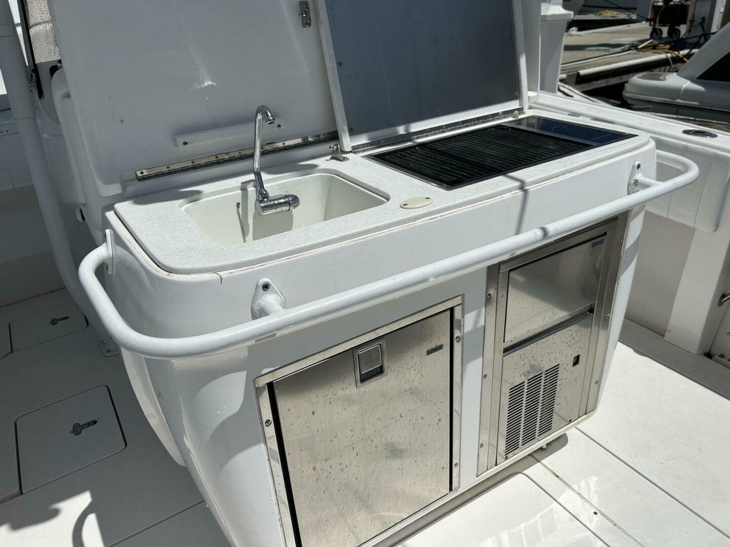 2011 Intrepid 323 Cuddy