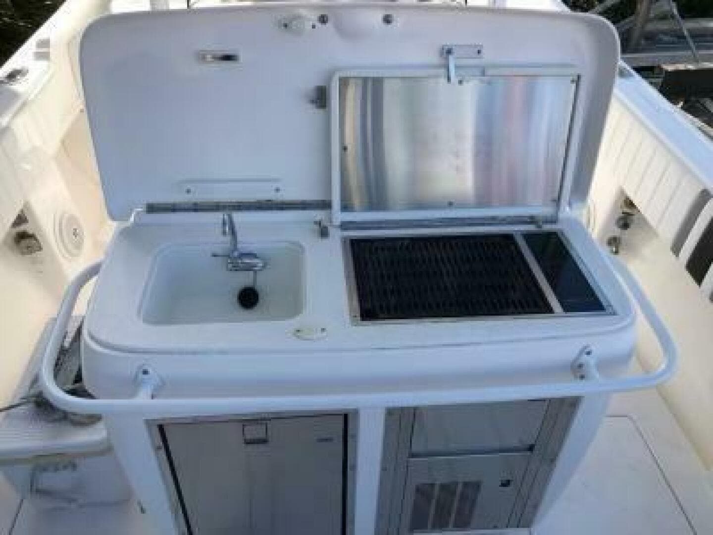 2011 Intrepid 323 Cuddy