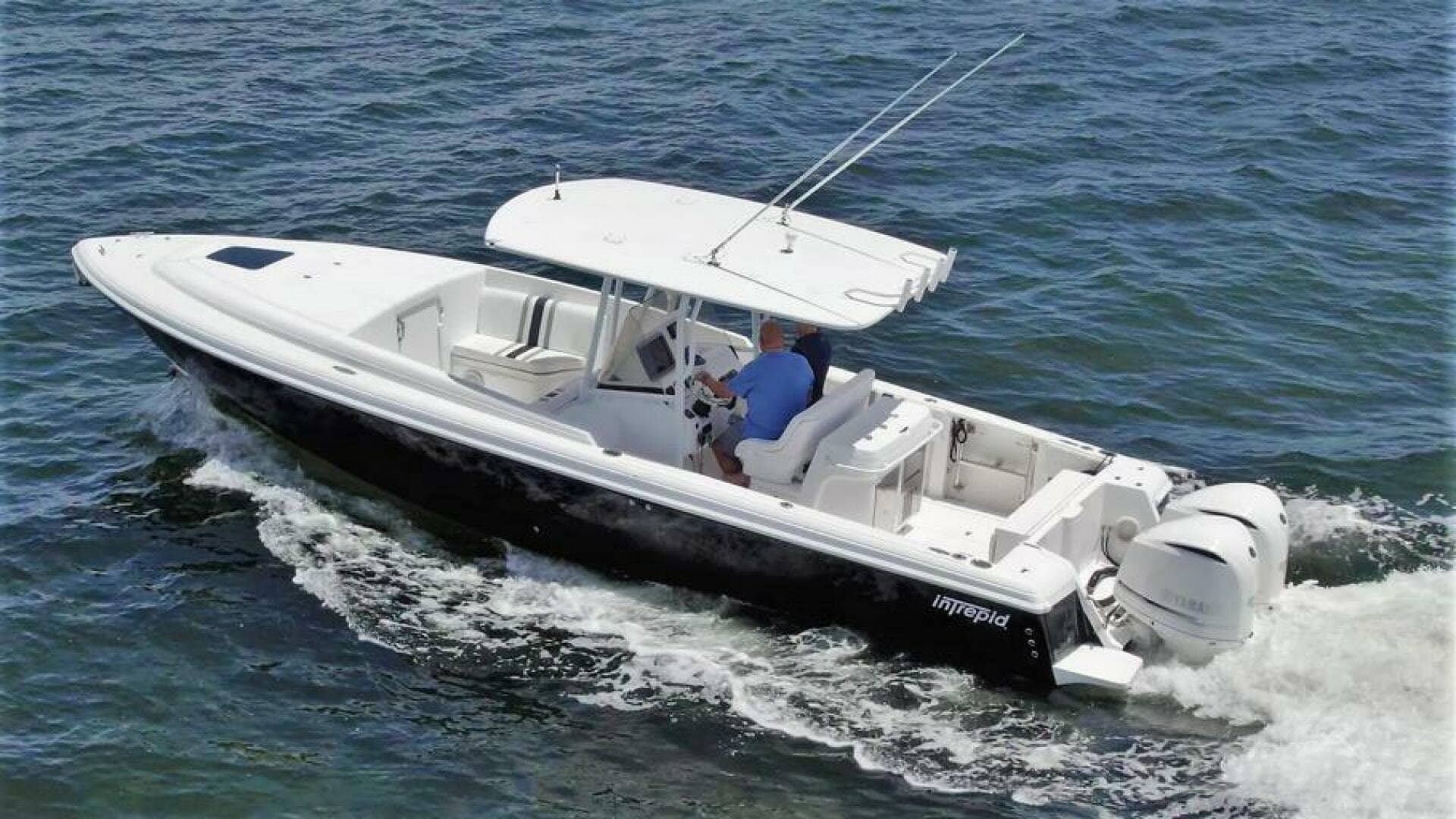 2011 Intrepid 323 Cuddy