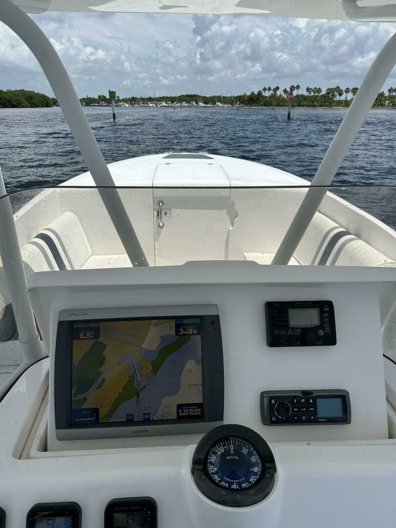 2011 Intrepid 323 Cuddy