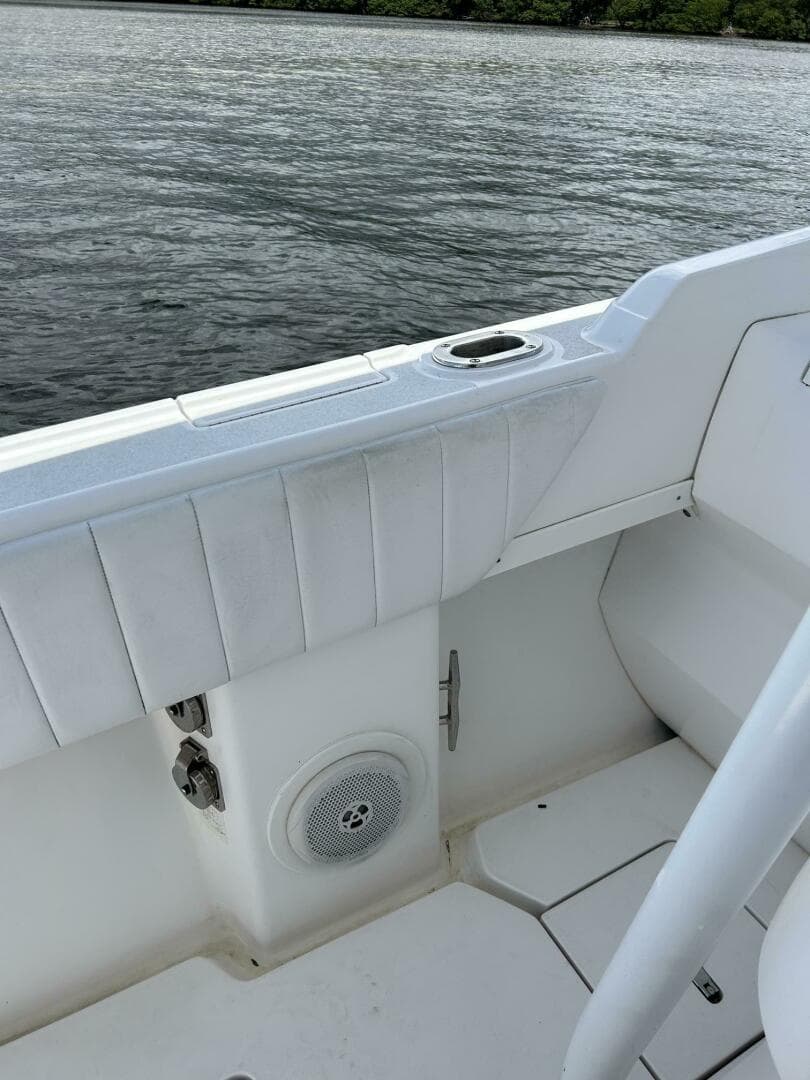 2011 Intrepid 323 Cuddy