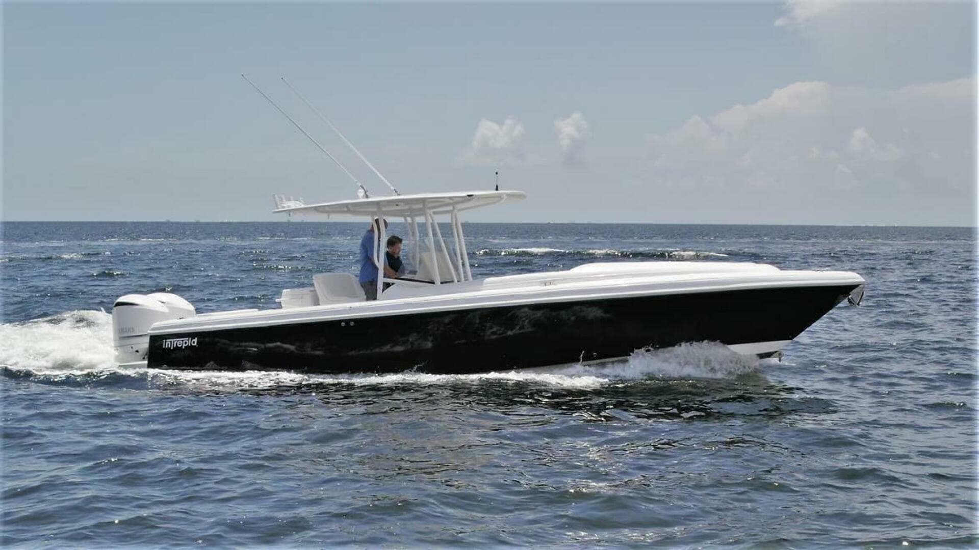 2011 Intrepid 323 Cuddy