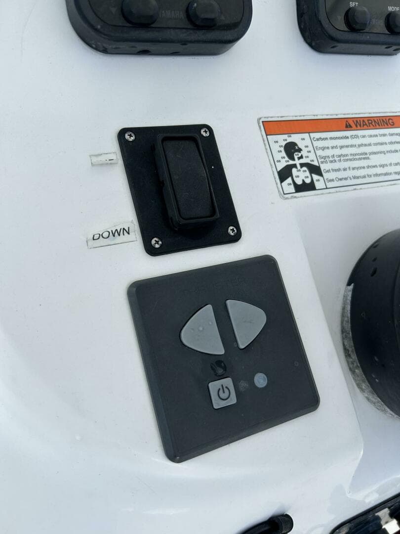 2011 Intrepid 323 Cuddy