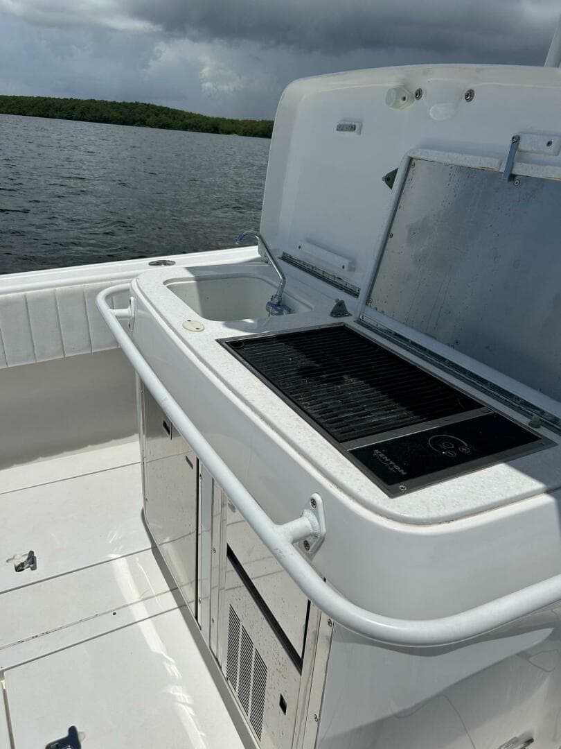 2011 Intrepid 323 Cuddy