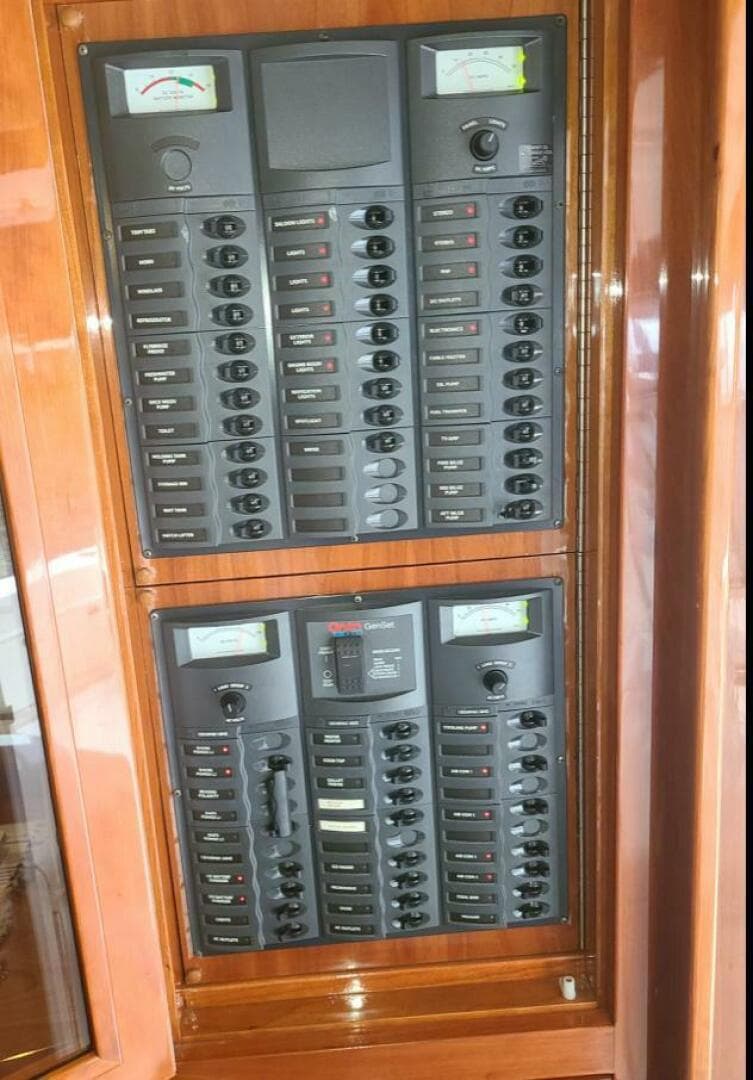 2009 Riviera 47 Enclosed Flybridge Series II