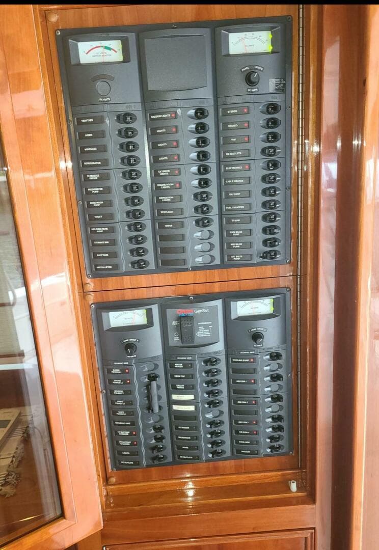 2009 Riviera 47 Enclosed Flybridge Series II