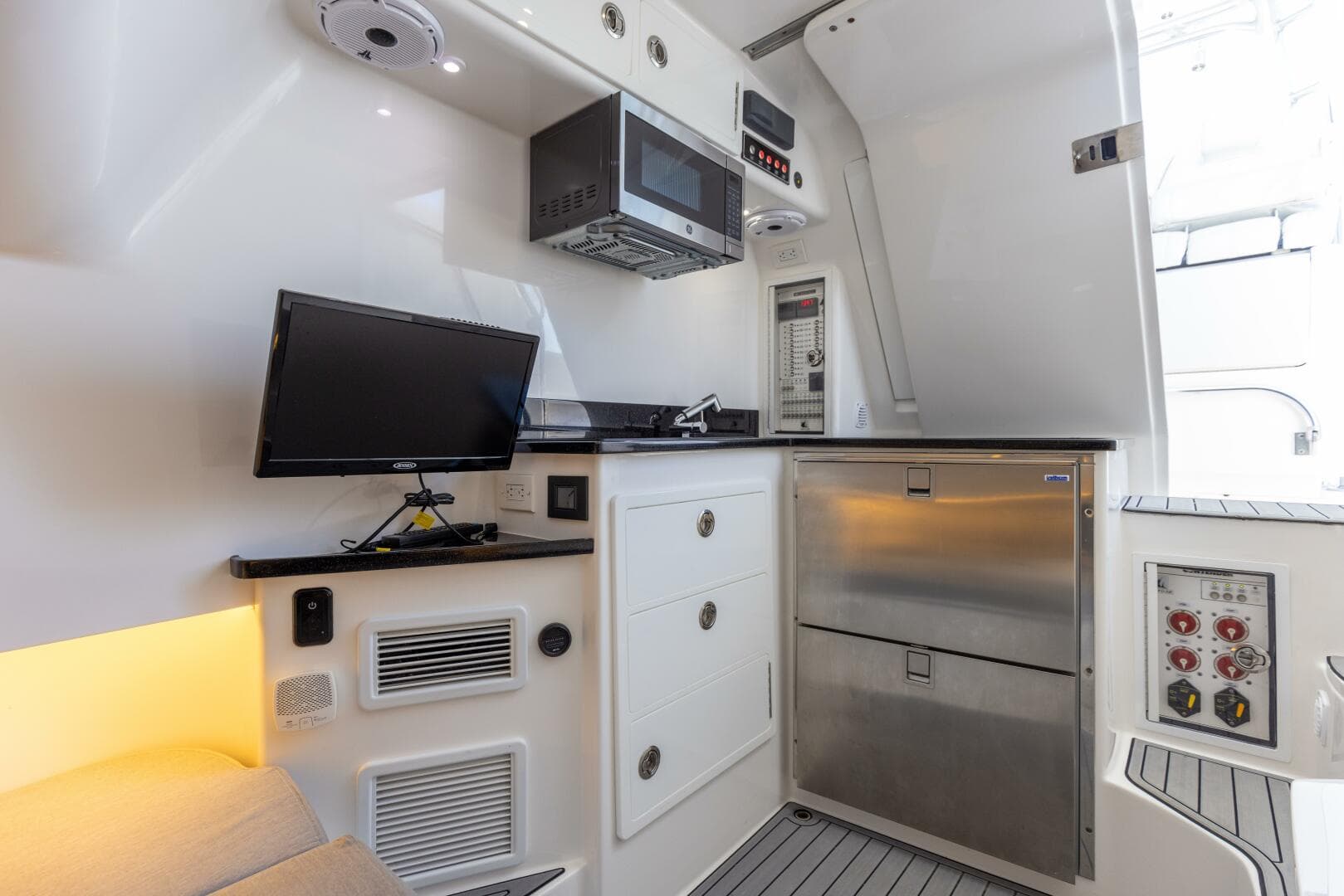 2021 Contender 39 FA