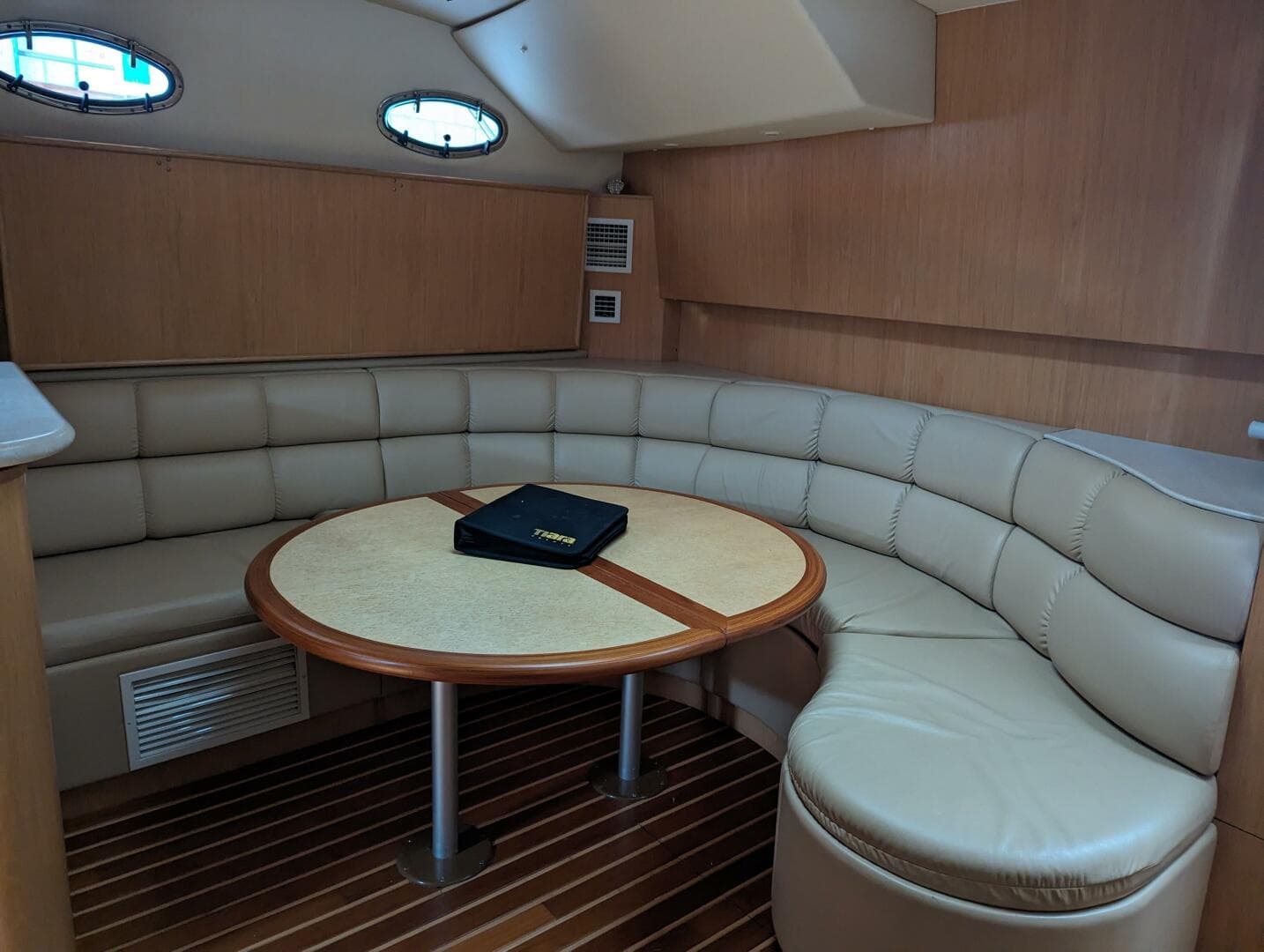 2003 Tiara Yachts 4000 Express