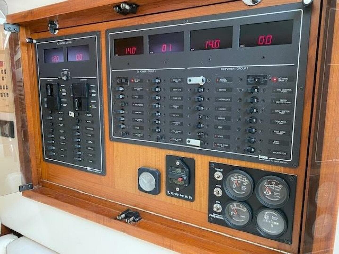 2000 Cabo 35 Express