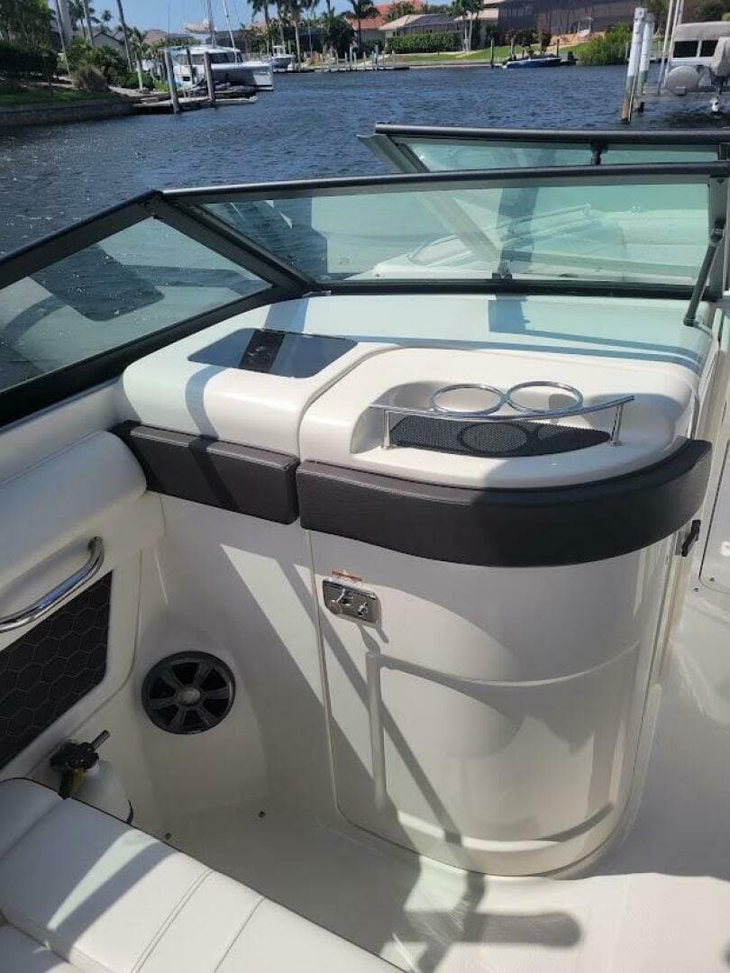 2019 Sea Ray SDX 270 Outboard