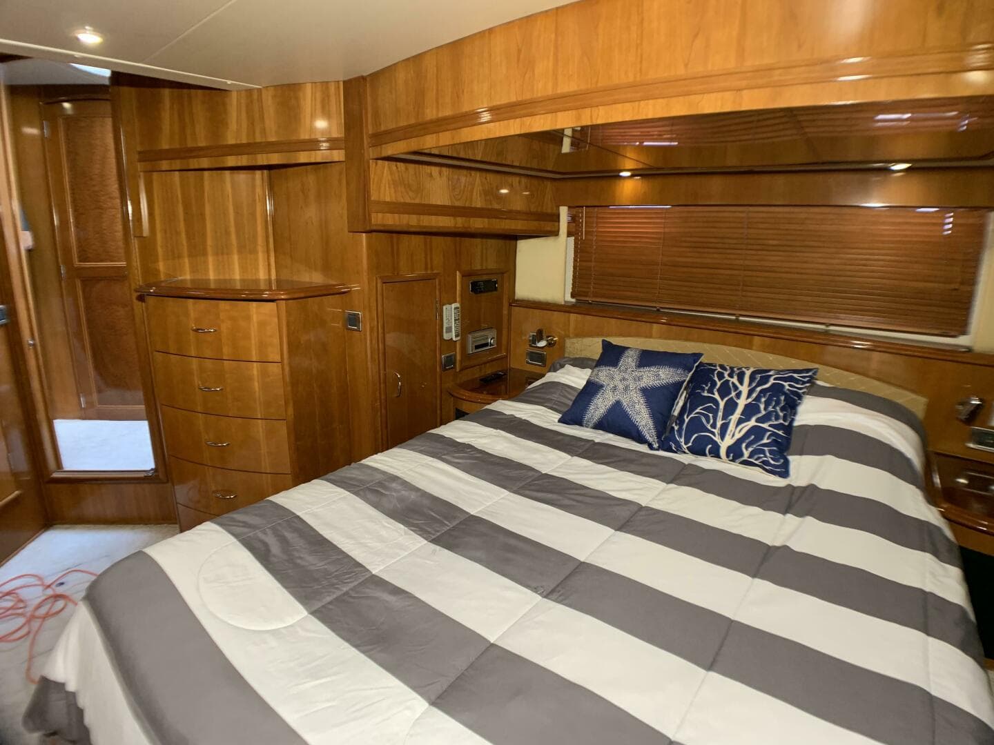 2006 Carver 56 Voyager