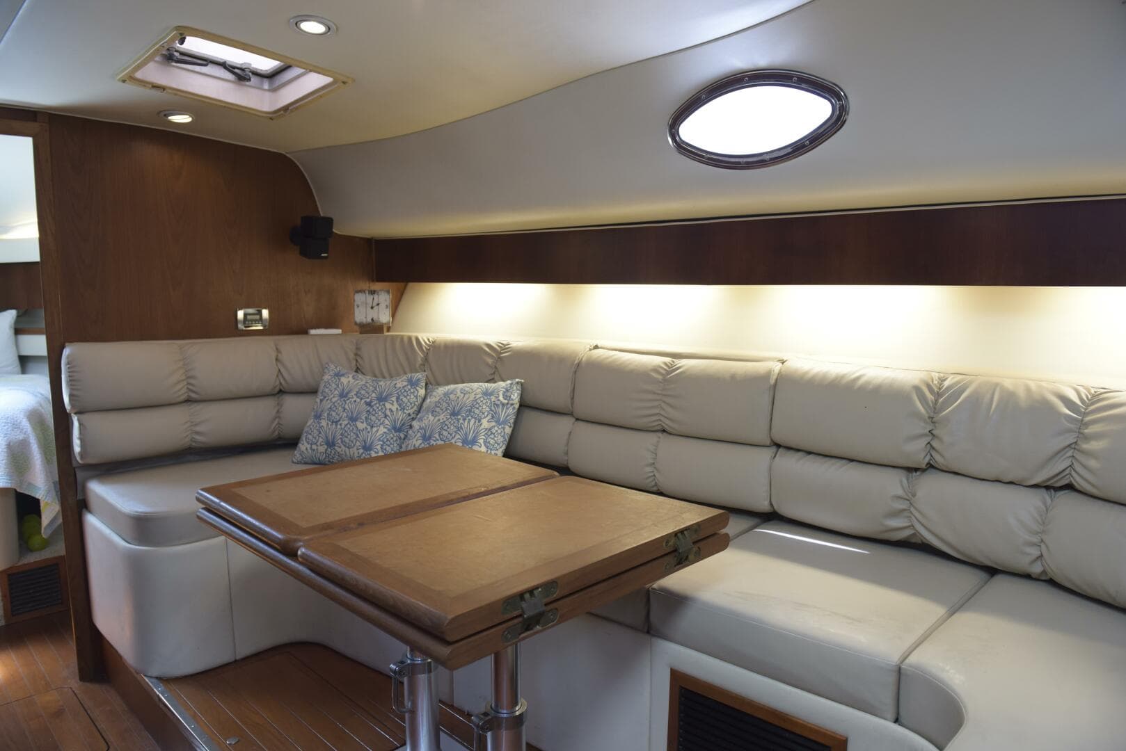 40 Tiara 1995 400 EXP 'SPROUT' Salon