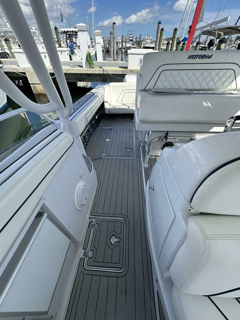 2002 Intrepid 377 Walkaround Cuddy
