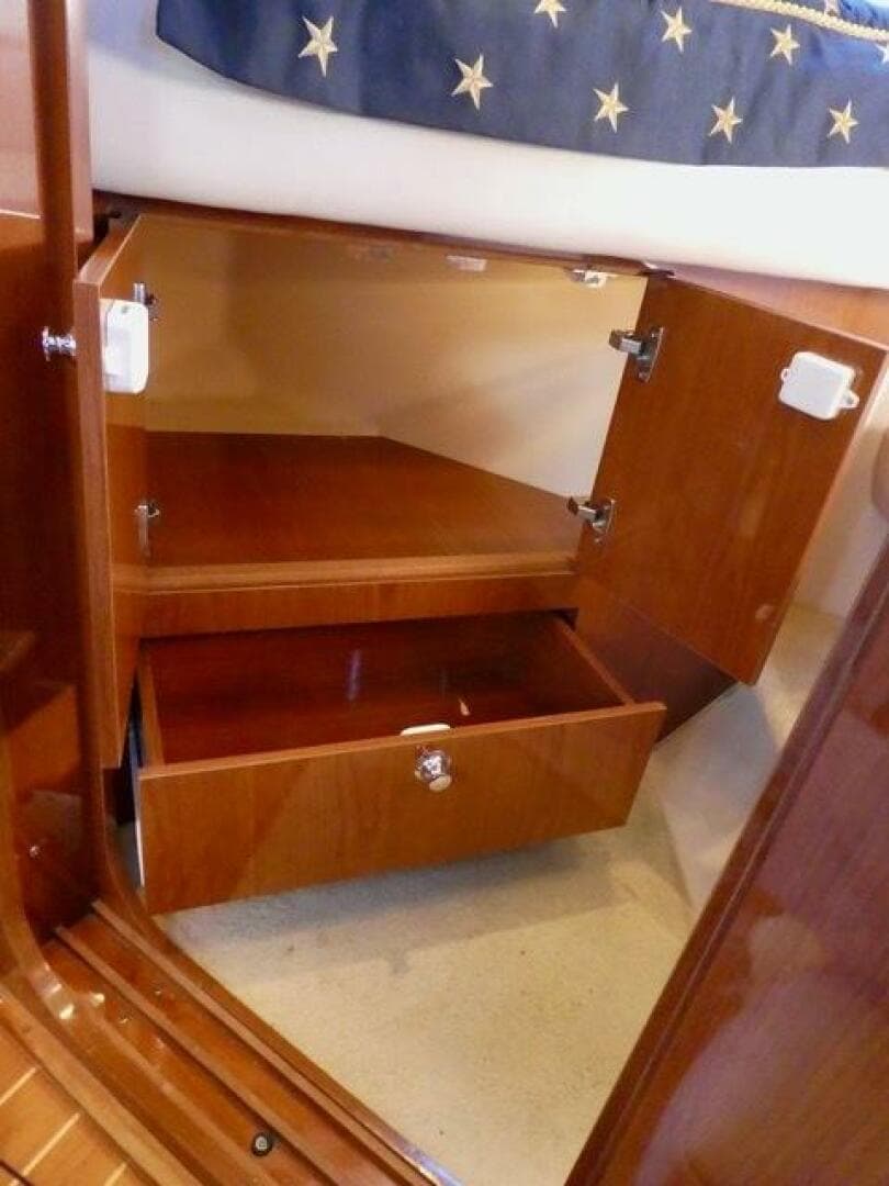 2005 Regal 3560 Commodore