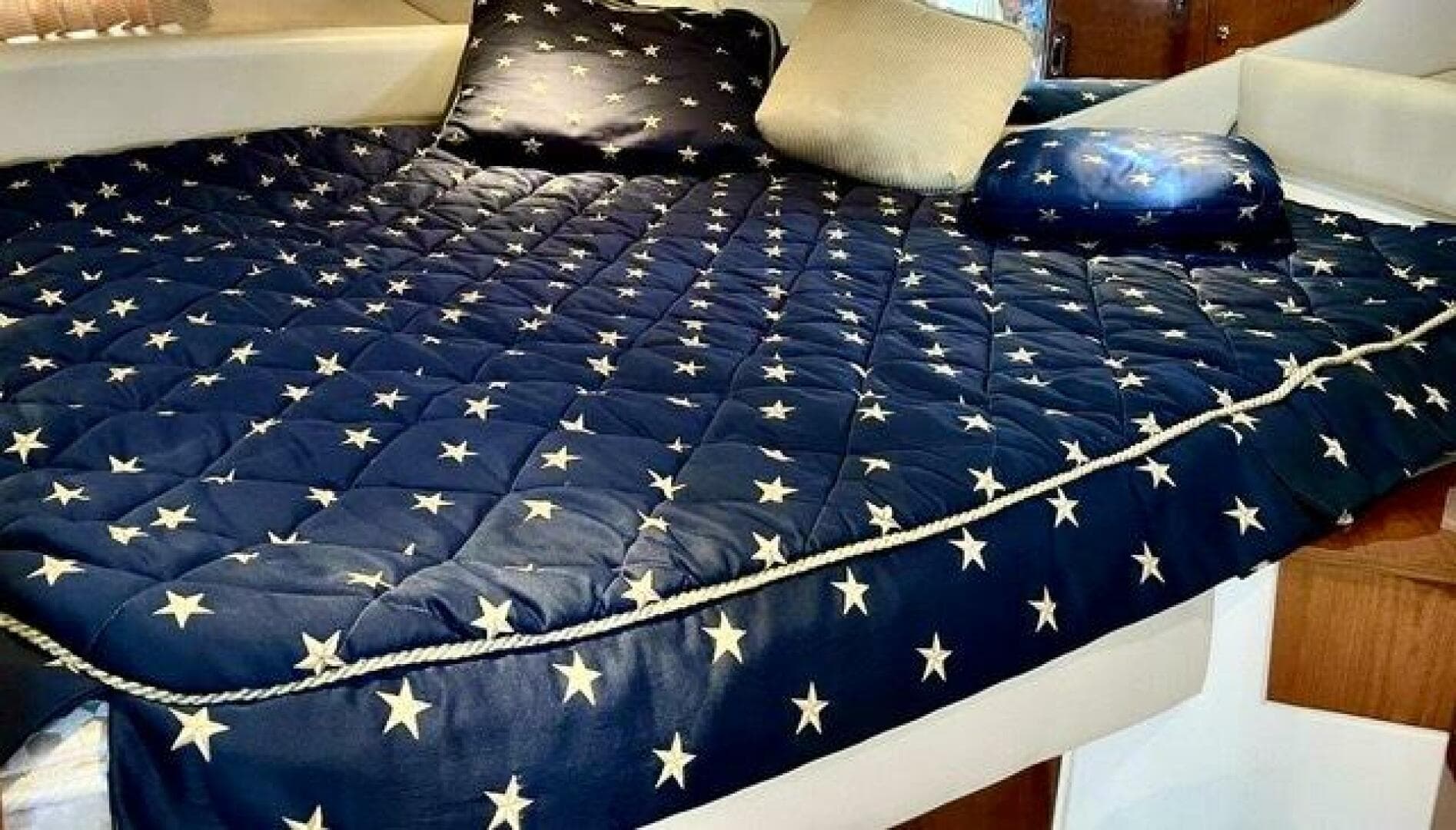 2005 Regal 3560 Commodore