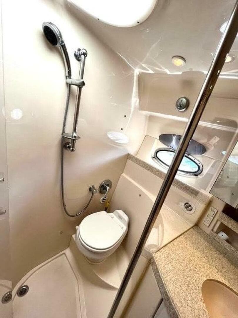 2005 Regal 3560 Commodore