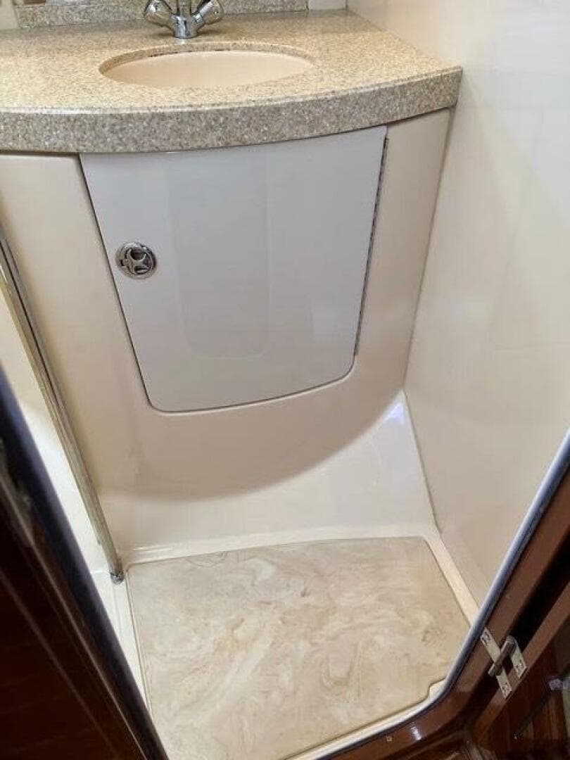 2005 Regal 3560 Commodore