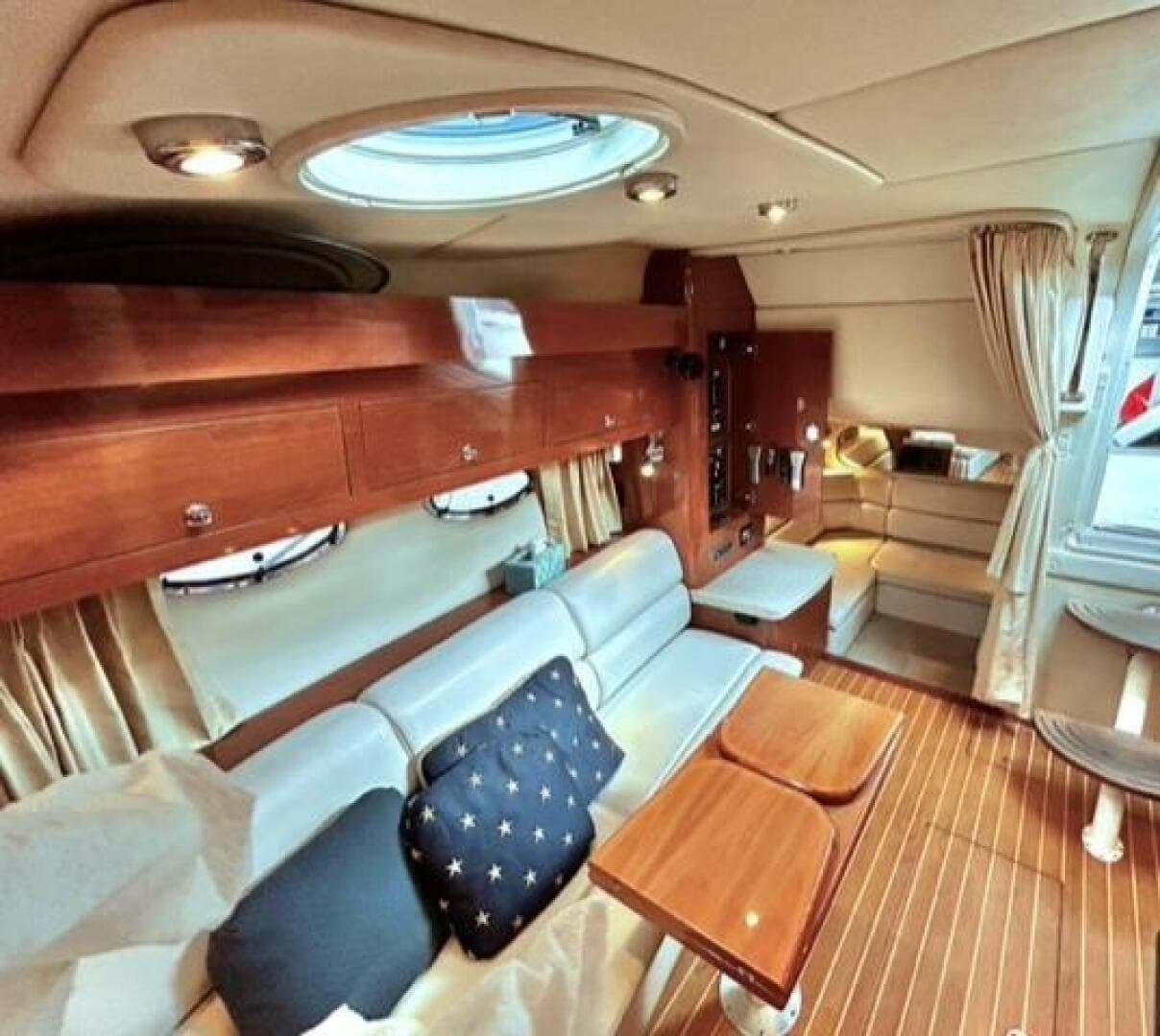 2005 Regal 3560 Commodore