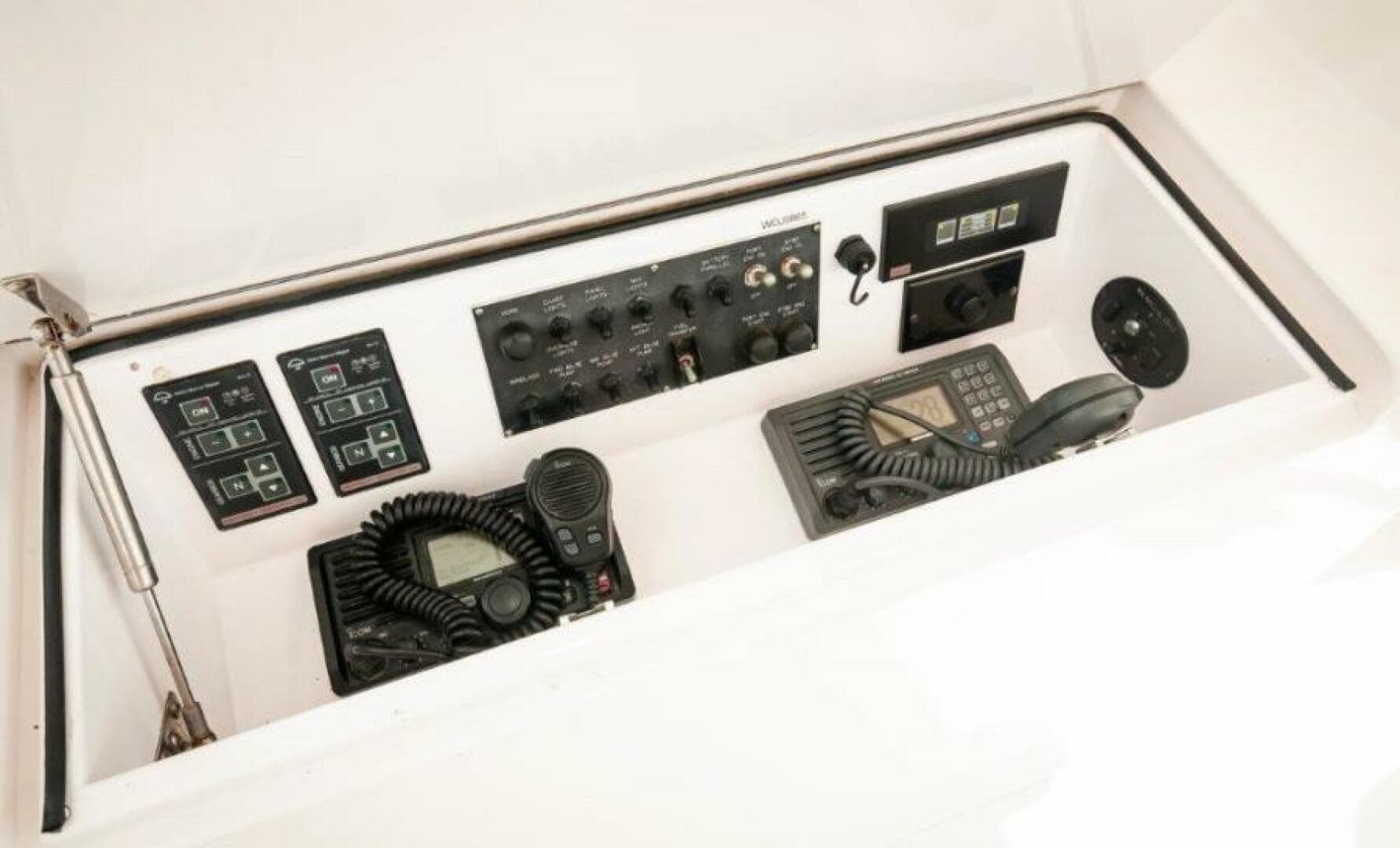 2006 45 Viking Convertible Helm (5)