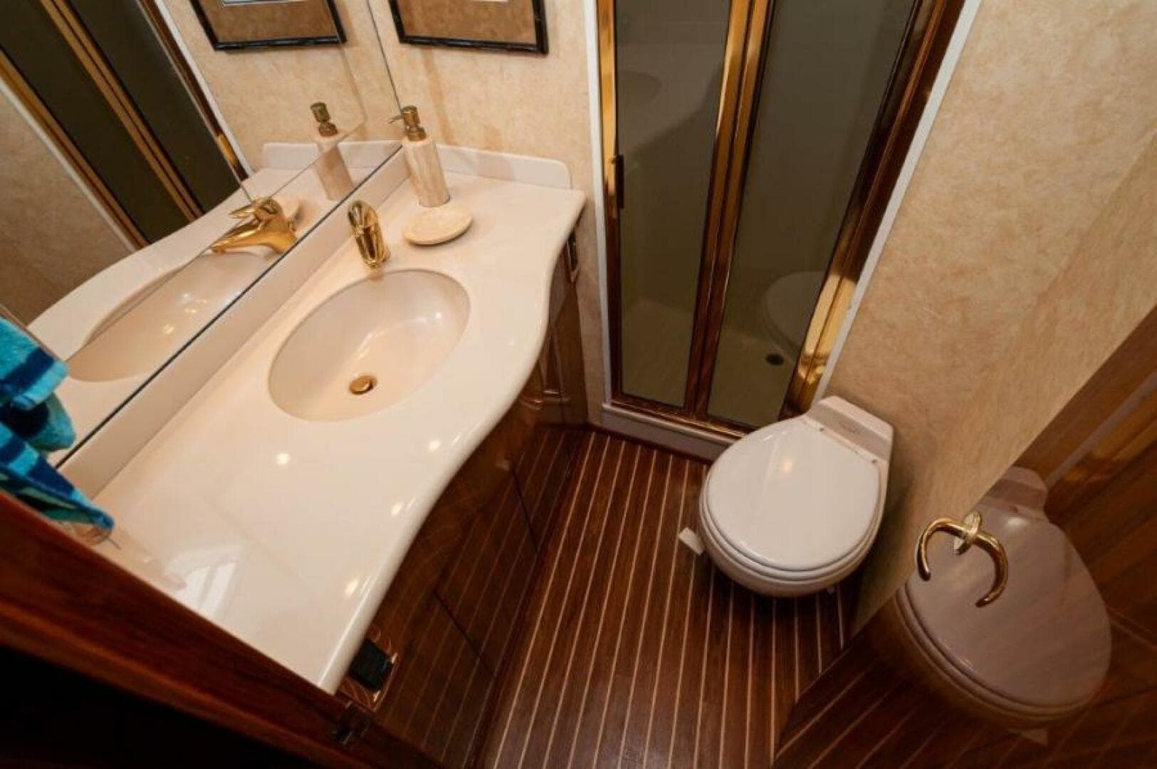 2006 45 Viking Convertible Master Head