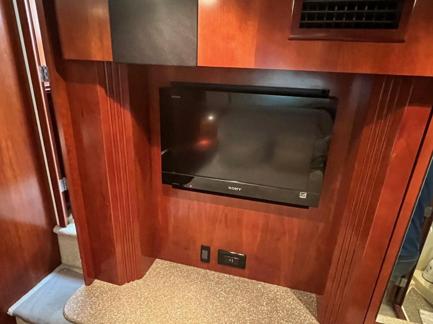 2011 Cruisers Yachts 415 MY