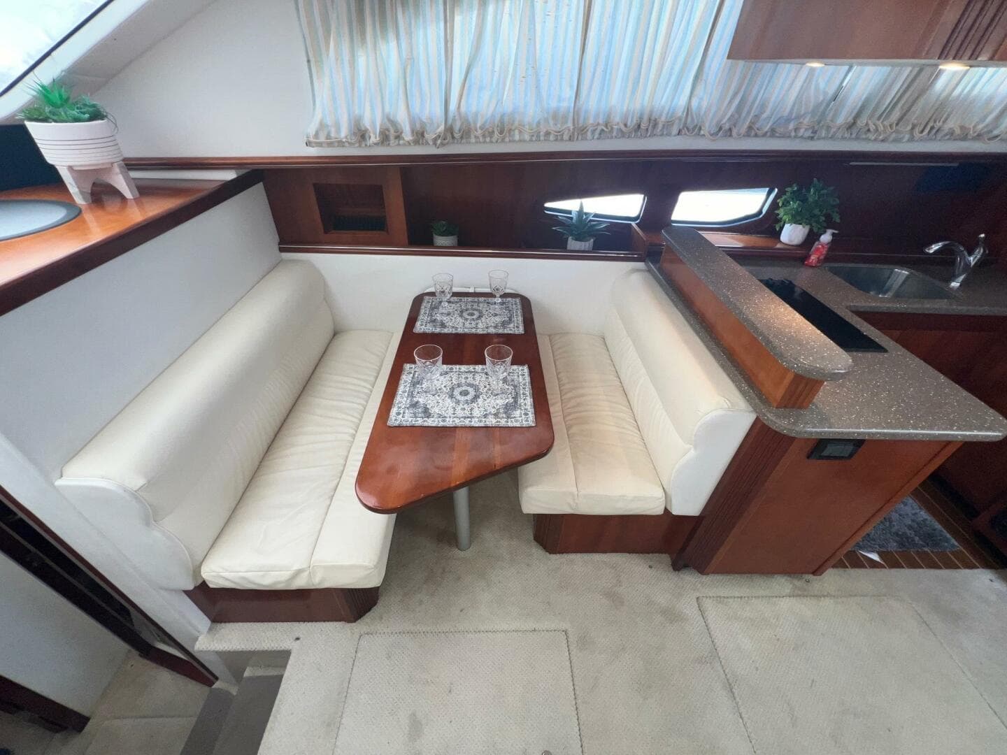 2011 Cruisers Yachts 415 MY