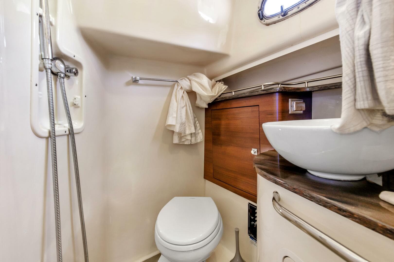 2019 Boston Whaler 345 Conquest Head