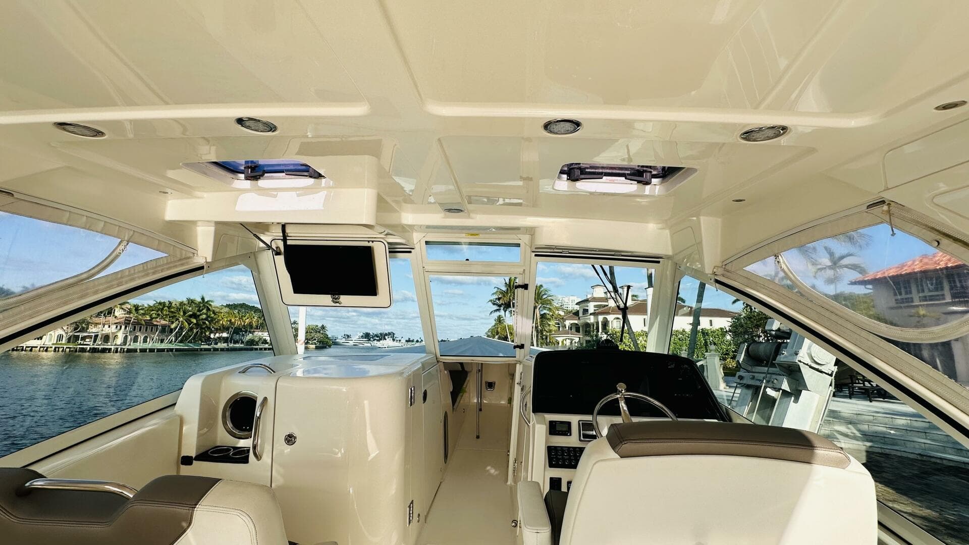 2019 World Cat 320 DC