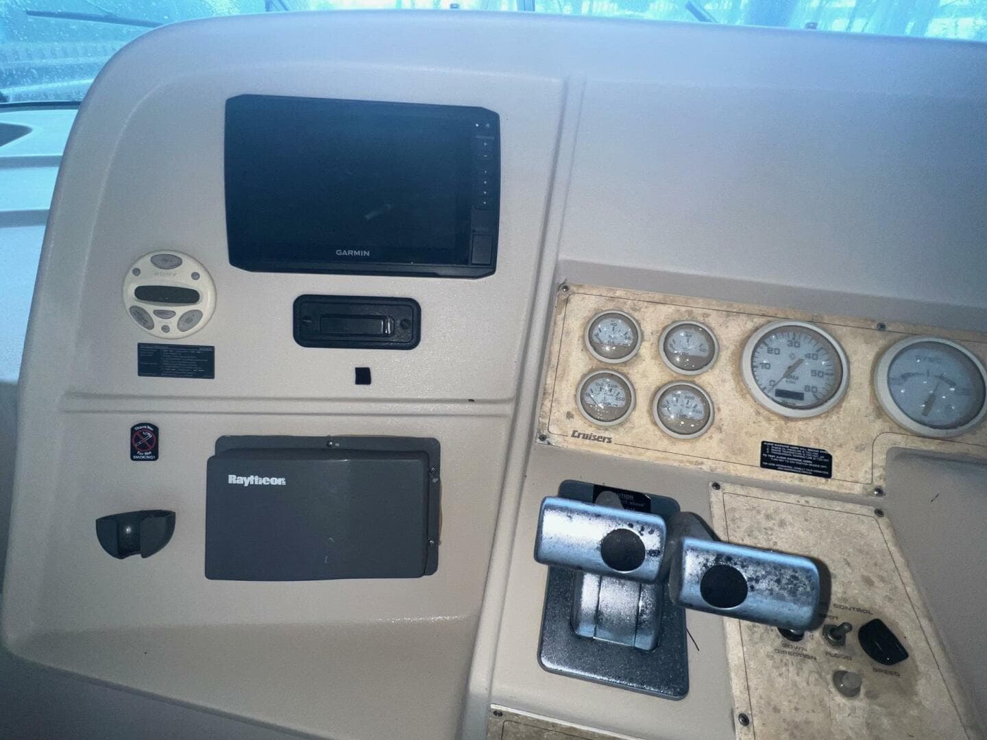 1997 Cruisers Yachts 3575