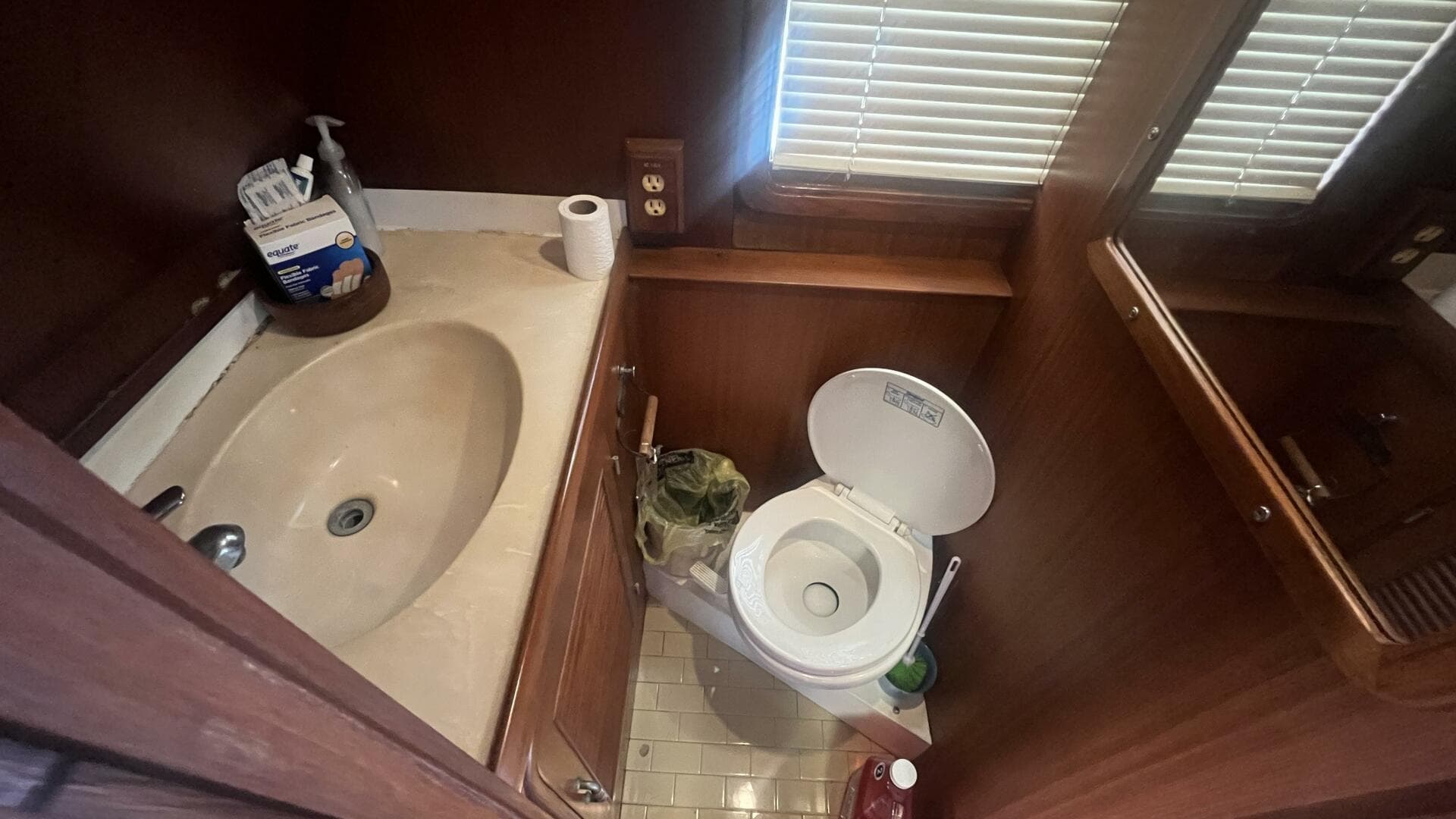 1986 Marine Trader Med Yacht 62 Yachtfish