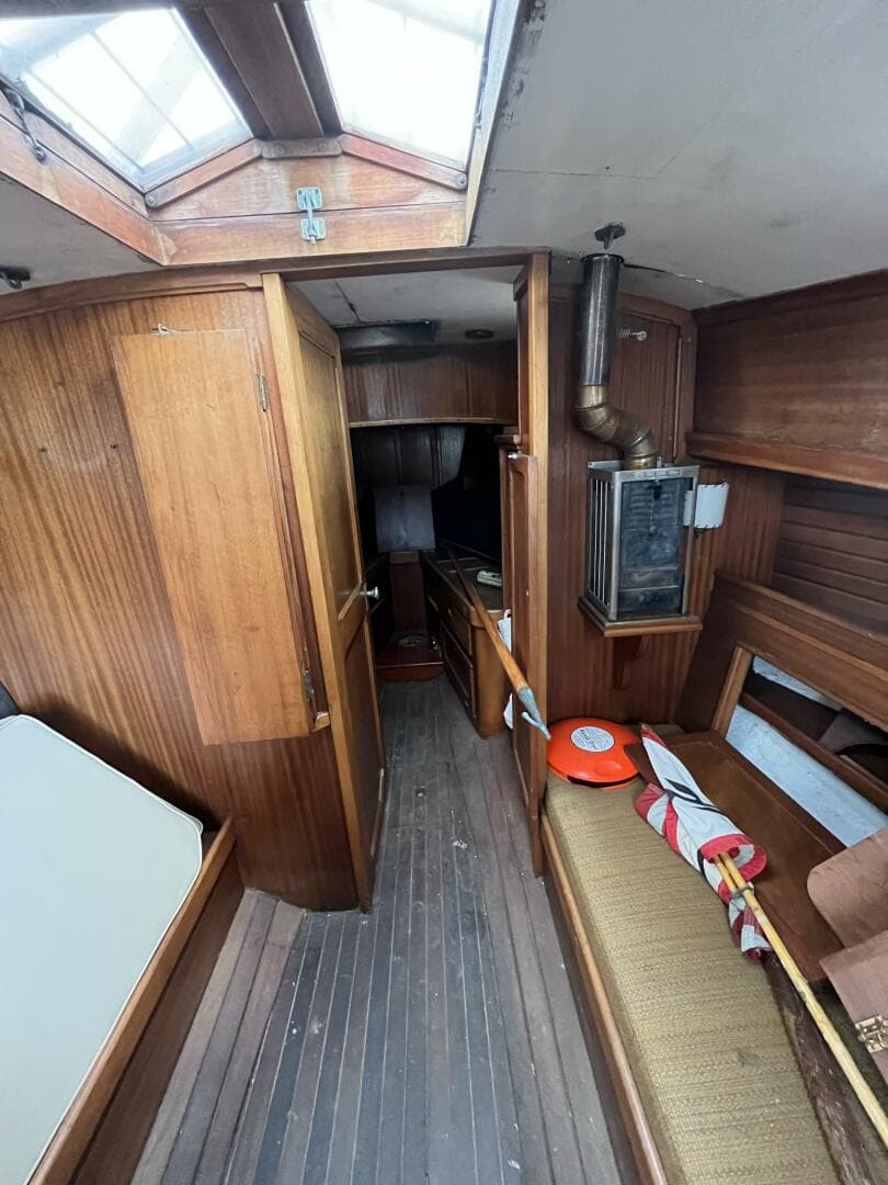 30' Independence Cabin Fwd