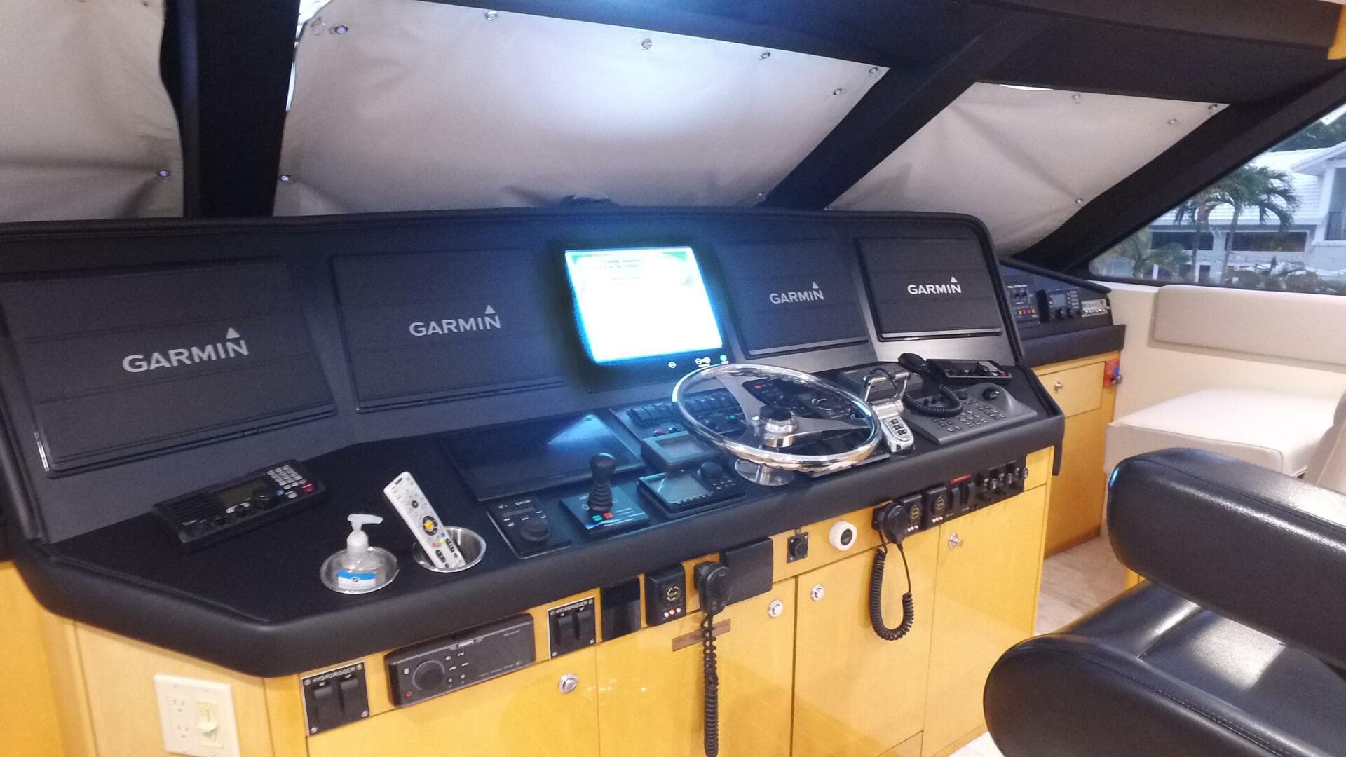 2006 Hatteras 68 Convertible