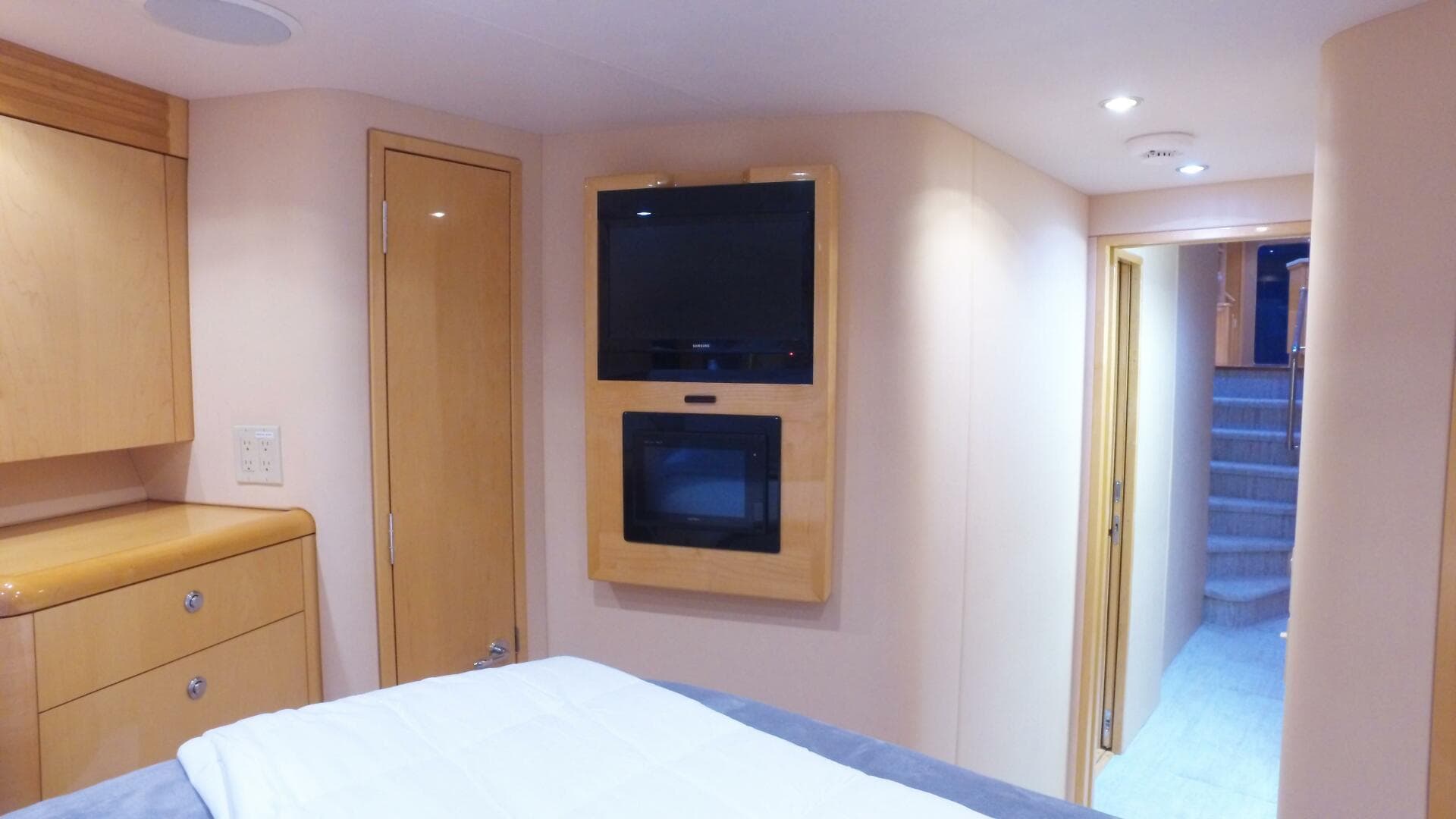 2006 Hatteras 68 Convertible