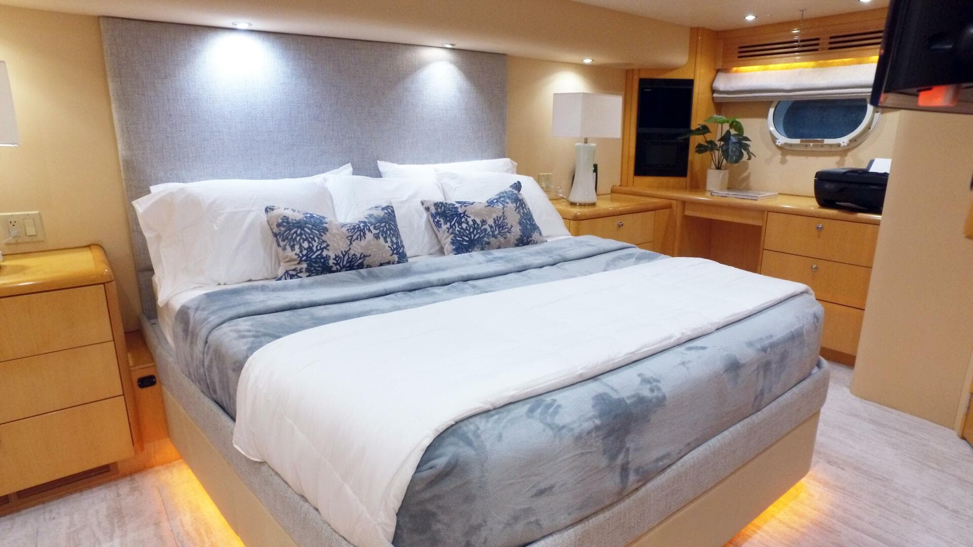 2006 Hatteras 68 Convertible