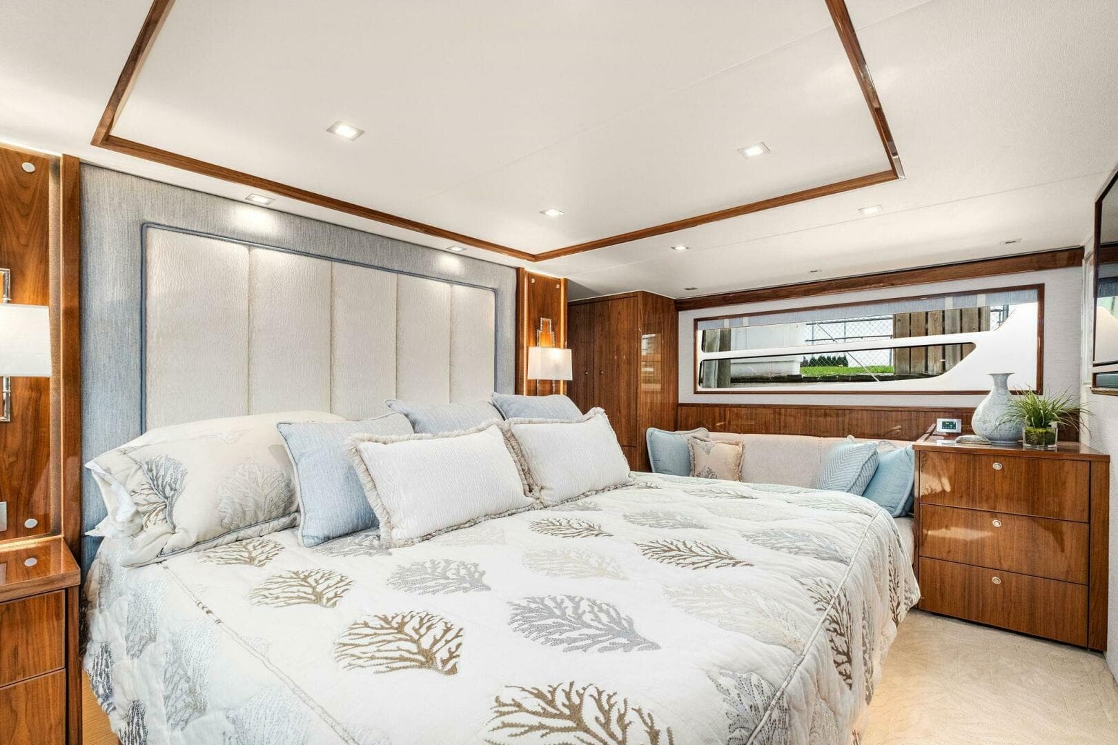 2022 Viking 75 Motor Yacht