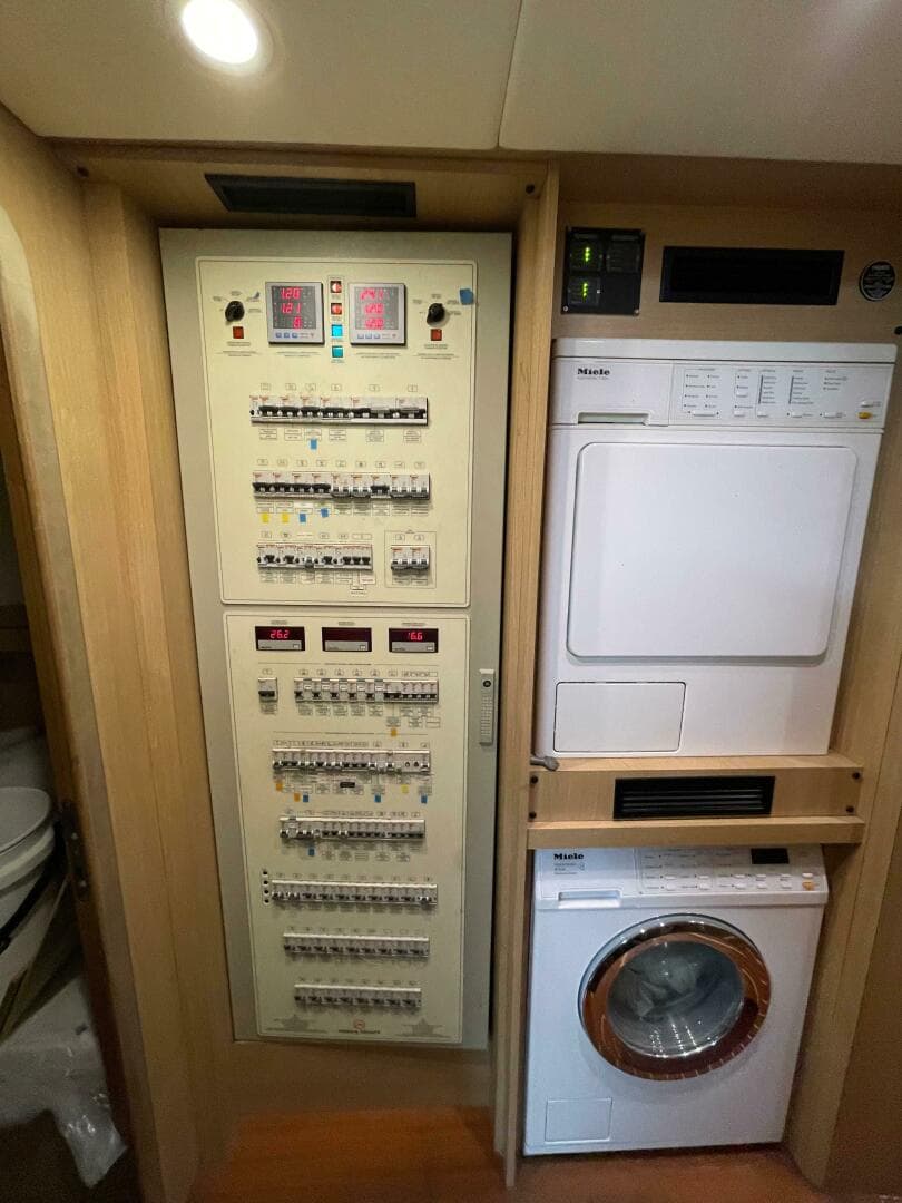 2006 Mochi Craft 74' Dolphin