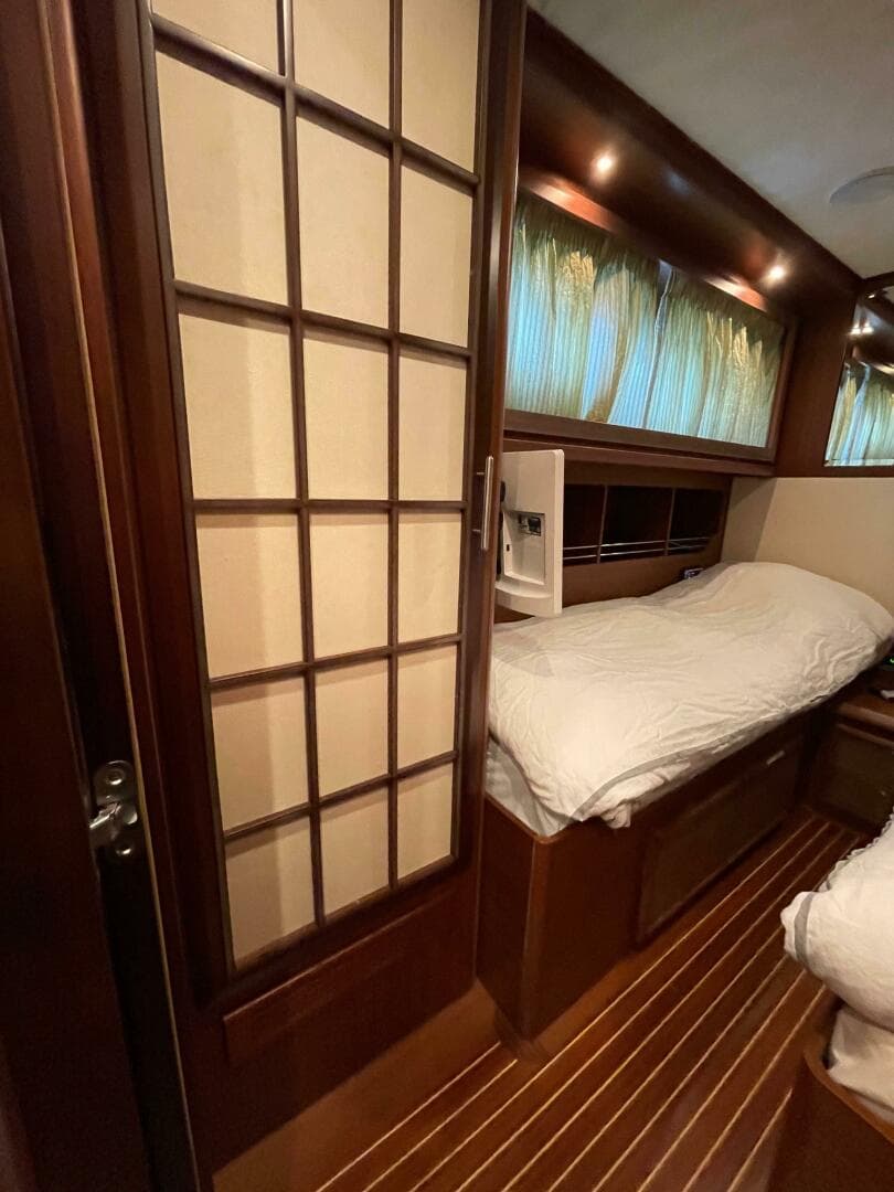 2006 Mochi Craft 74' Dolphin