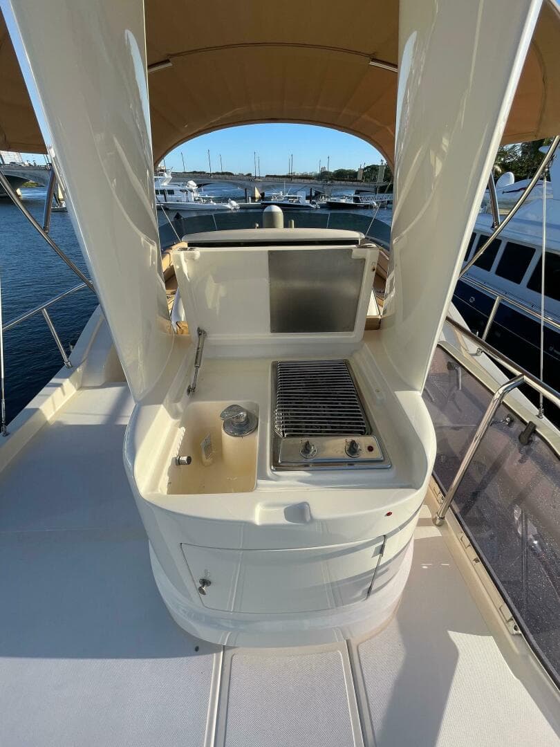 2006 Mochi Craft 74' Dolphin