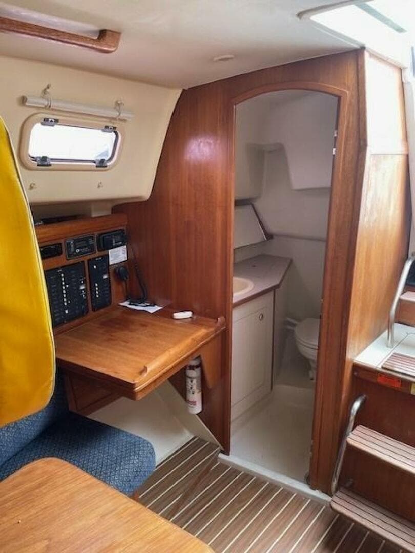 HUNTER 306_Nav Station & Head