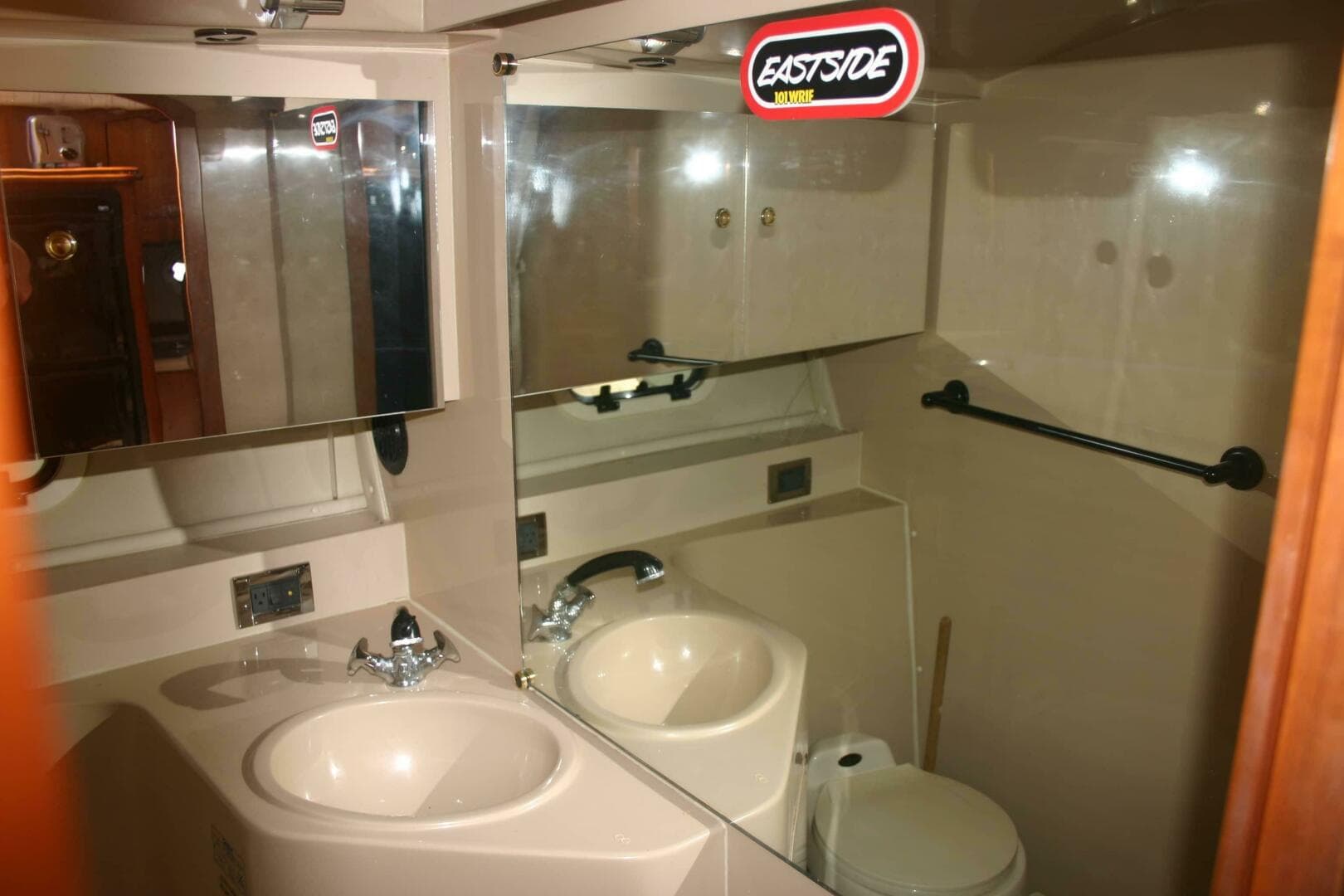 2001 Cruisers Yachts 3750 Motor Yacht